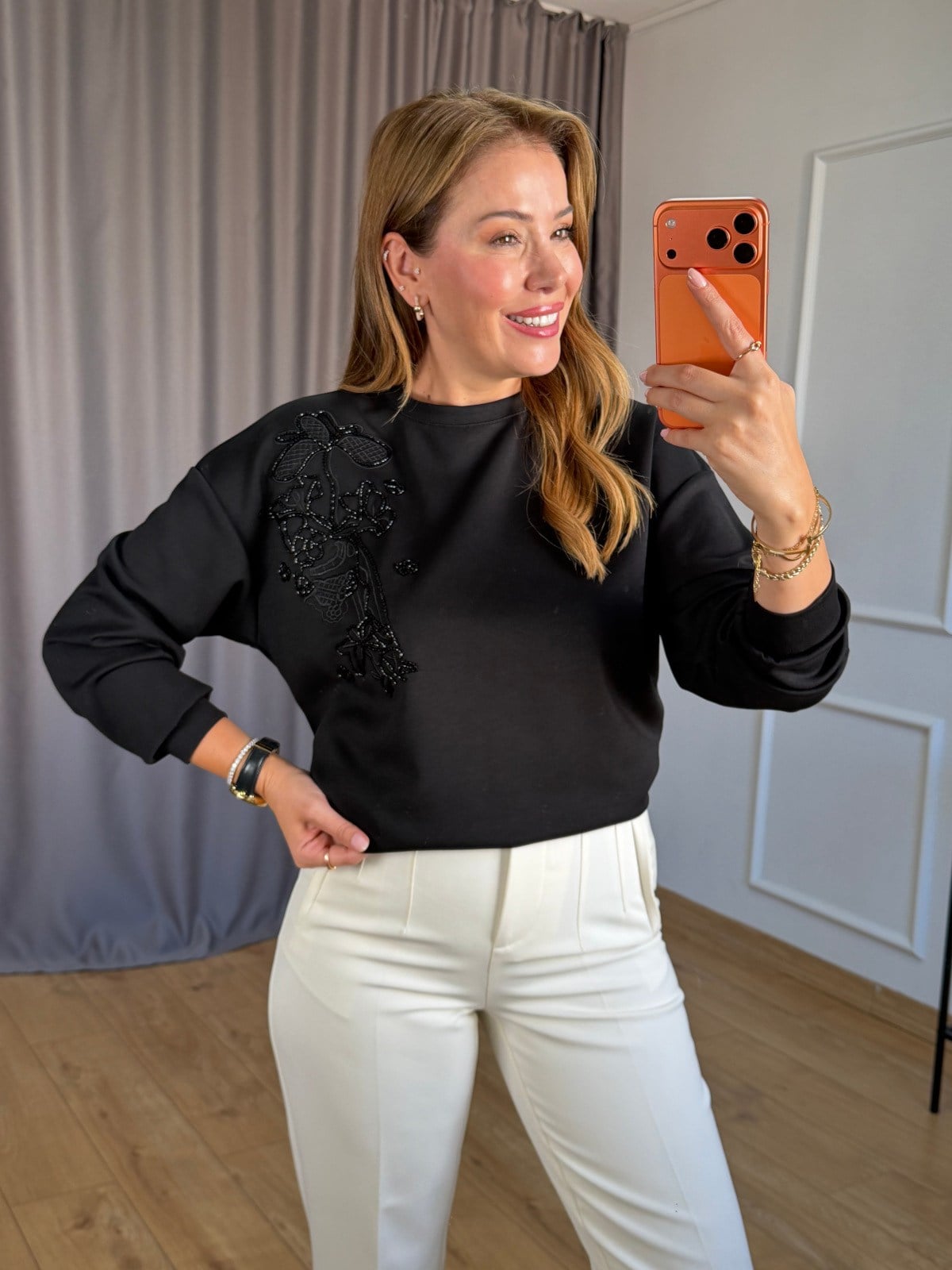 Siyah Boncuk Nakışlı Sweatshirt
