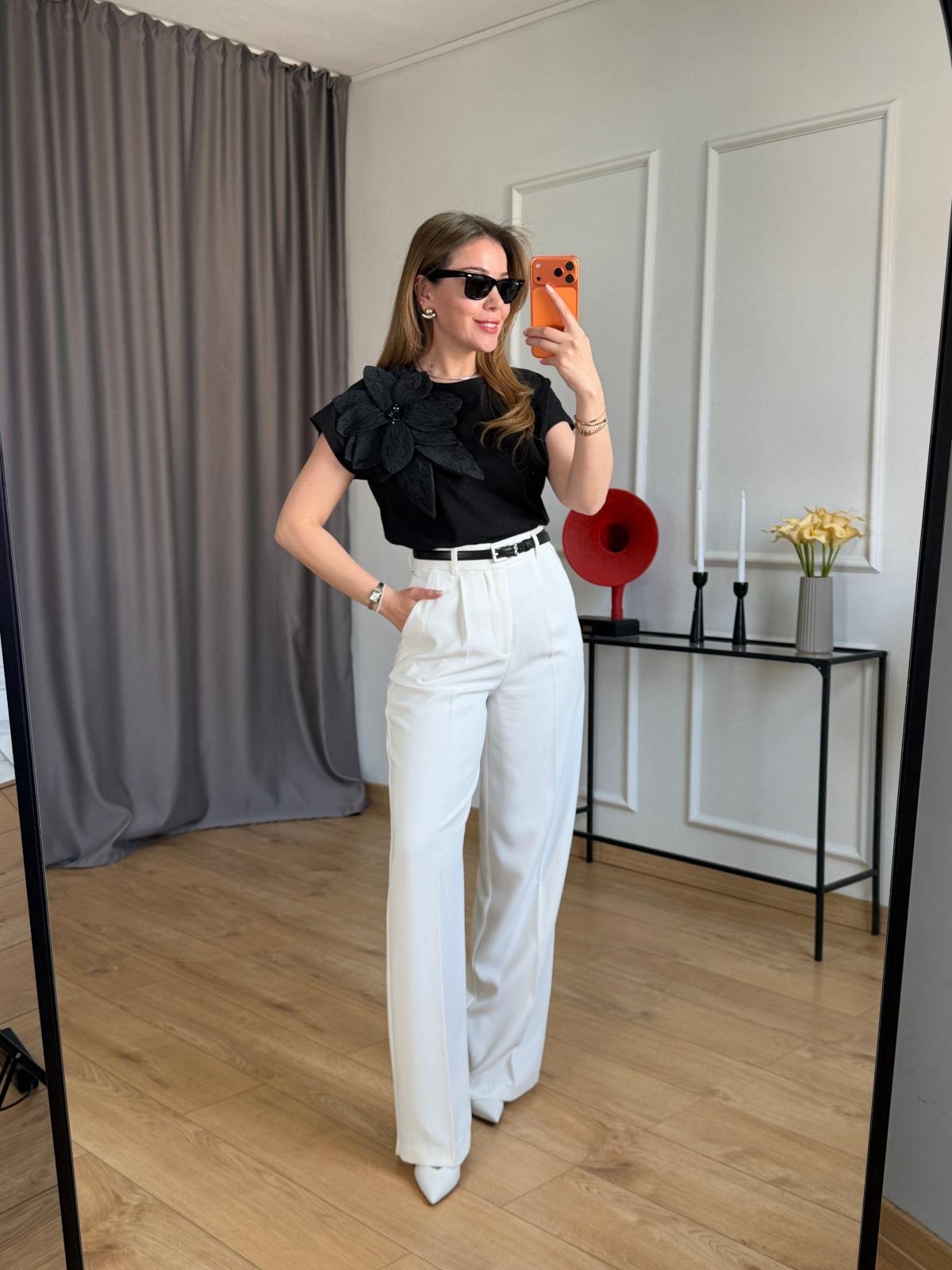 Siyah Çiçek Aplikeli Tshirt