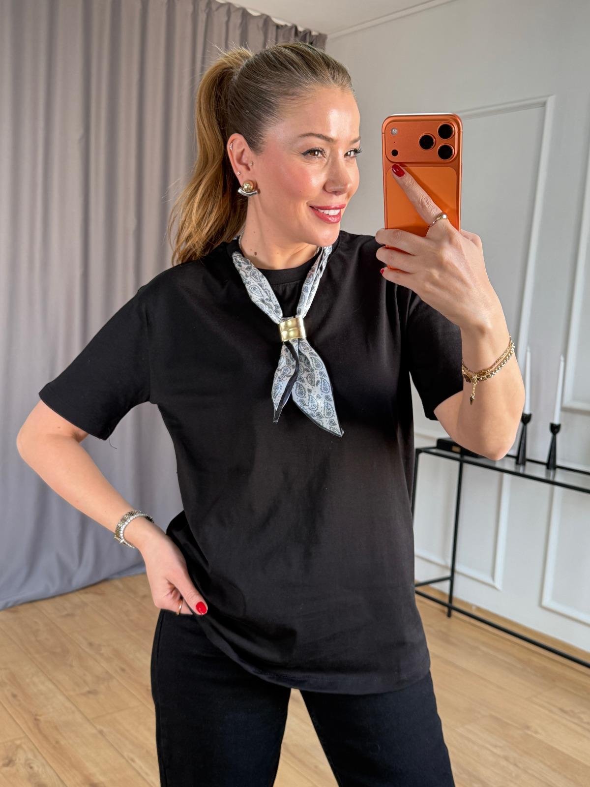Siyah Fularlı Tshirt