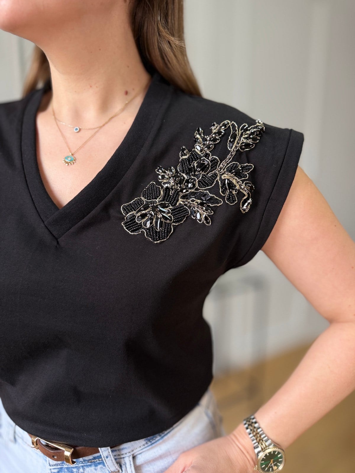 Siyah V Yaka Çiçek Detay Tshirt