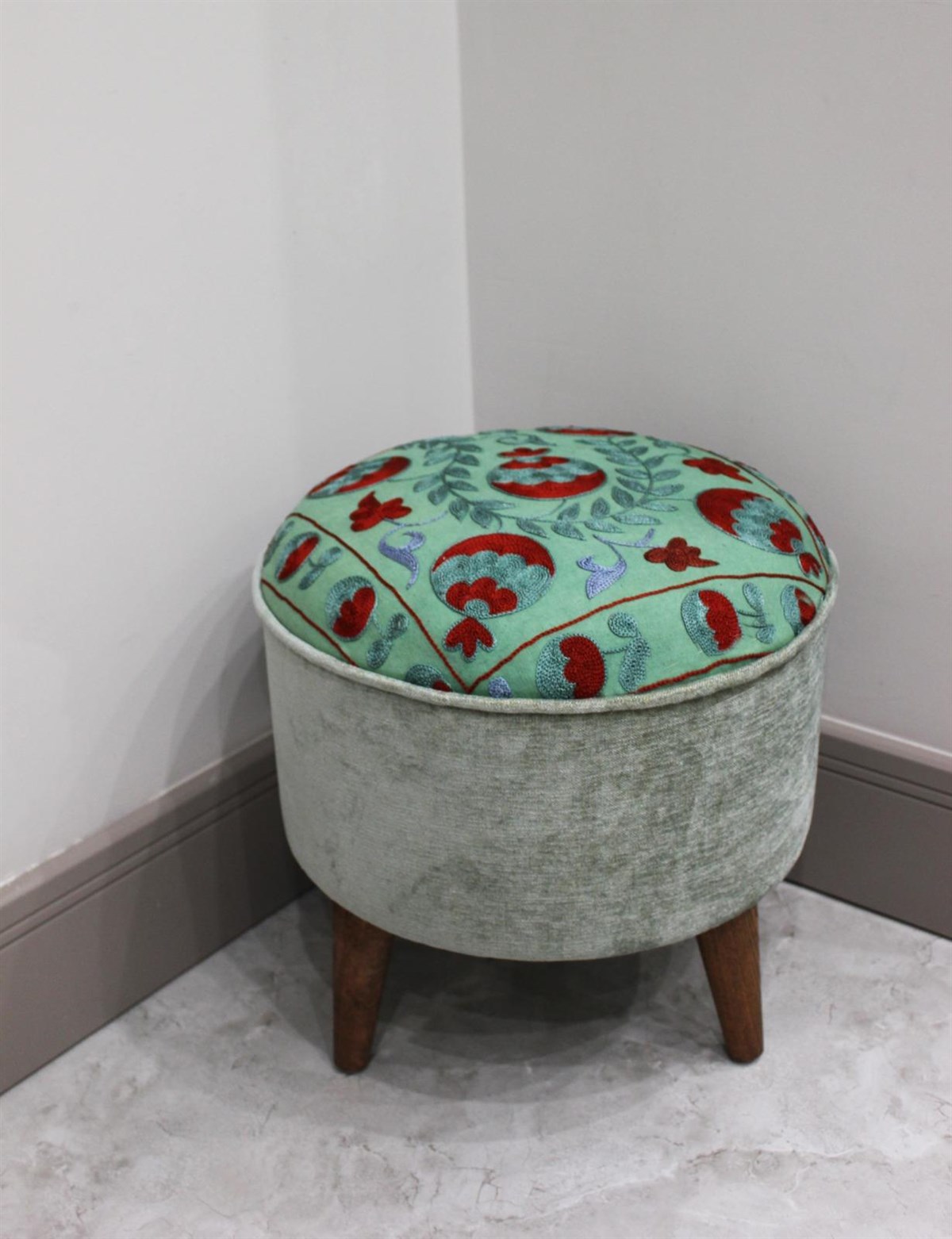 Suzani Kumaşlı Özel Üretim Puf Yerli İmalat El İşçiliği Ahşap Ayaklı