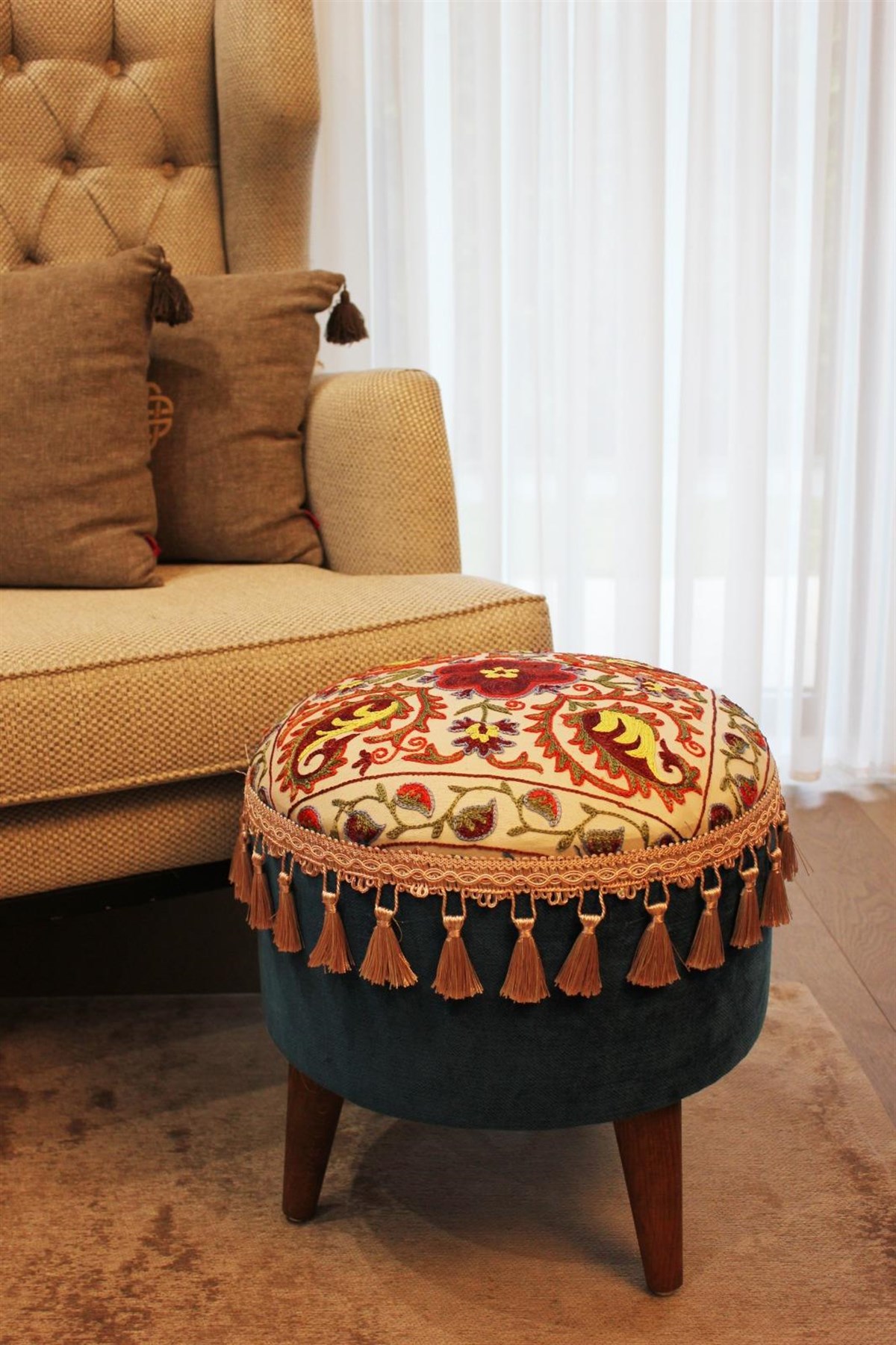 Suzani Kumaşlı Özel Üretim Puf Yerli İmalat El İşçiliği Ahşap Ayaklı