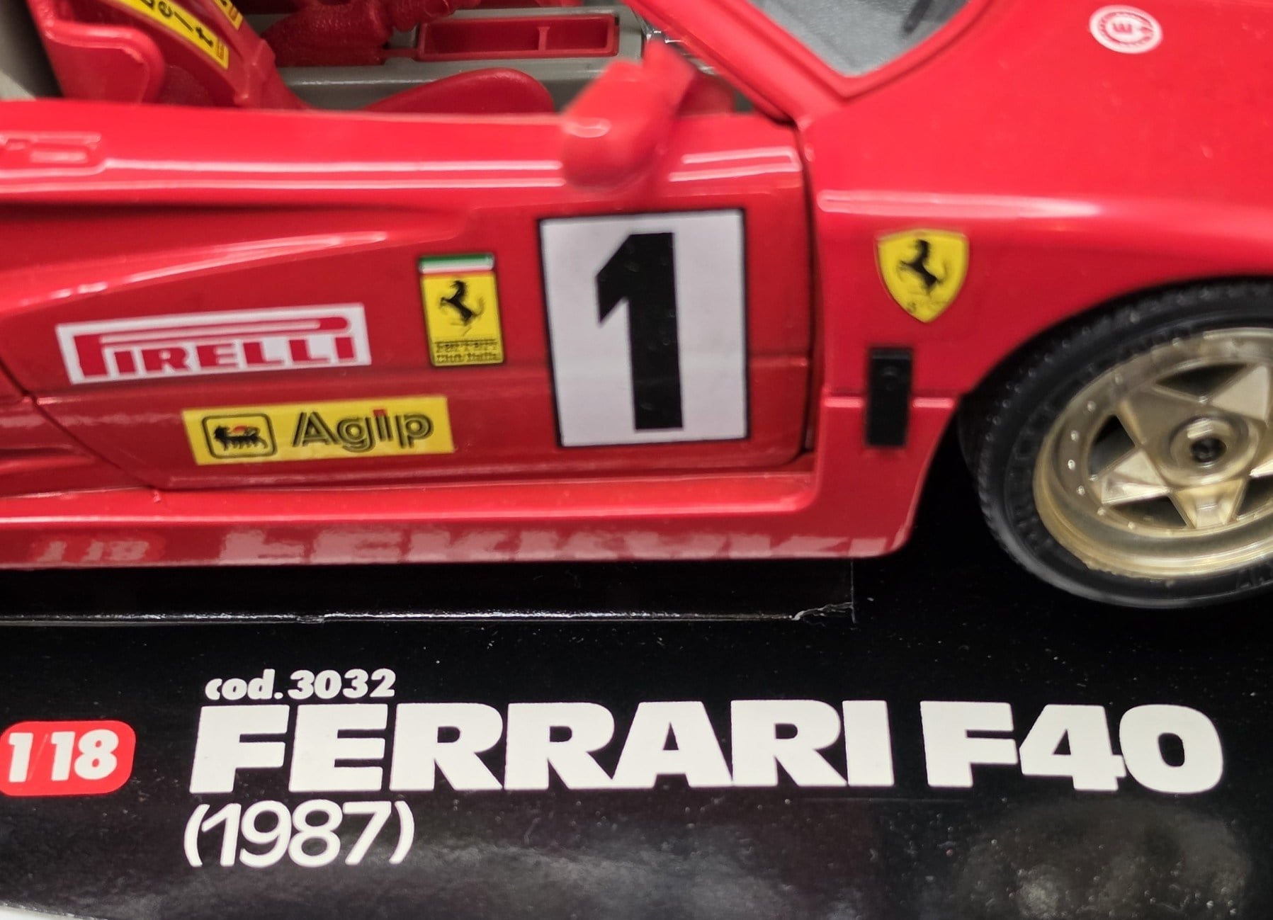DiecastBburago 1:18 Ferrari F40 (1987) Racing Edition #1 - Kutulu (Cod. 3032 Made in Italy)