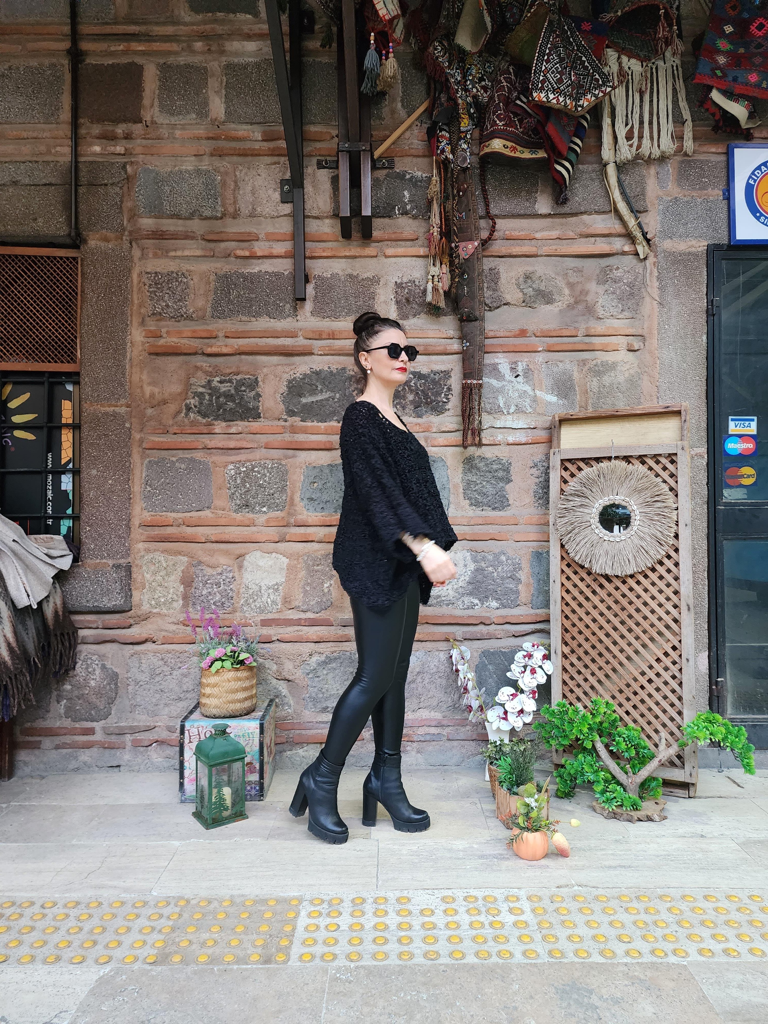  Koton ve Akrilik Karışımı Makina Örme Siyah Kazak