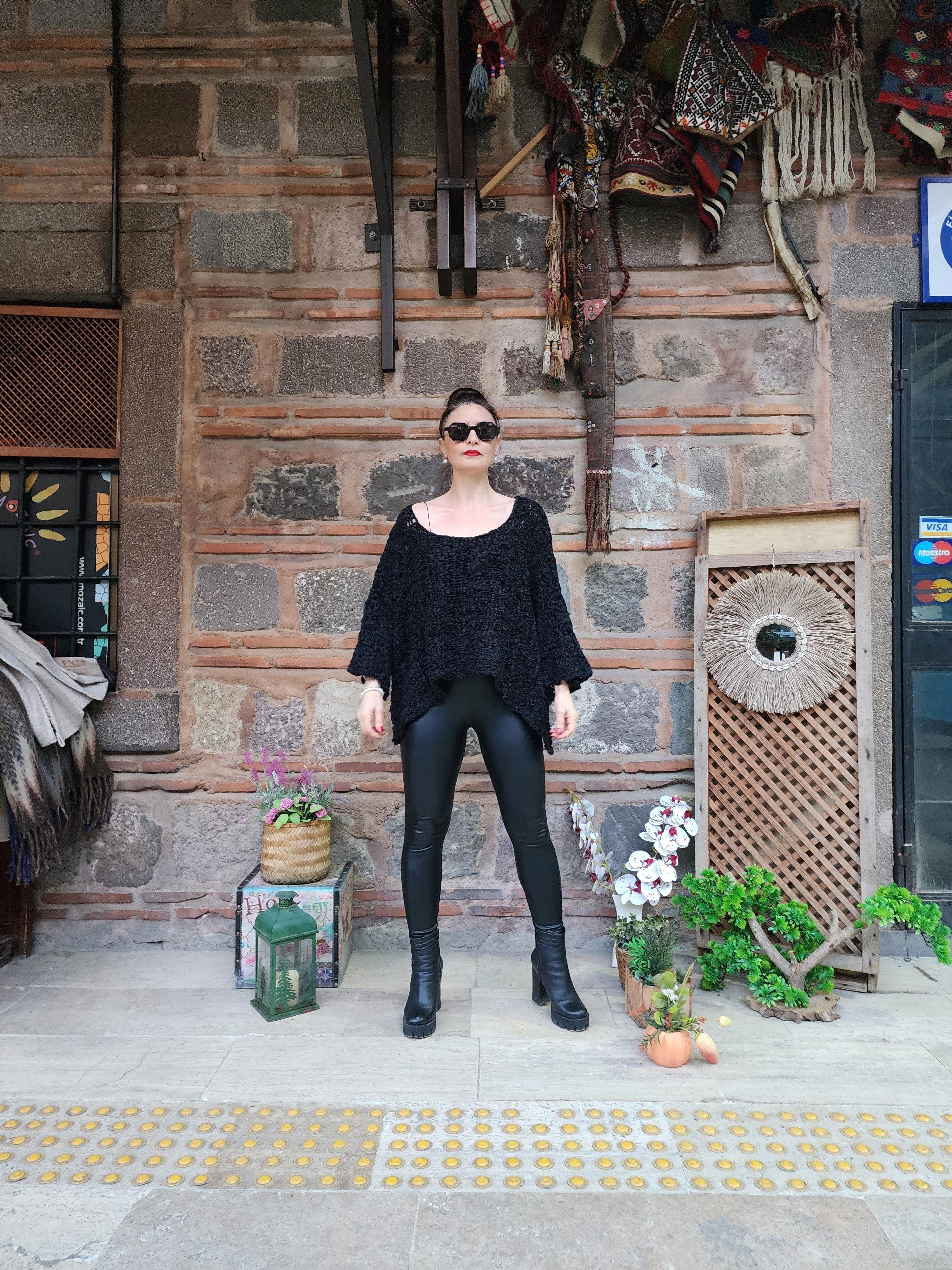  Koton ve Akrilik Karışımı Makina Örme Siyah Kazak