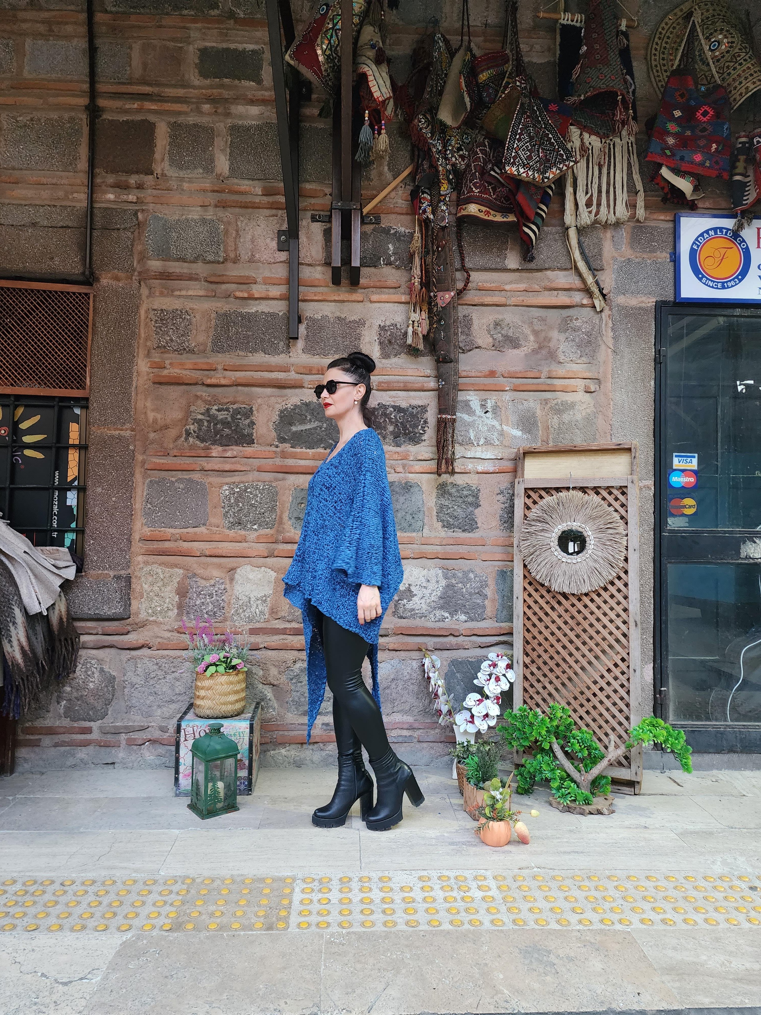 Asimetrik Koton ve Akrilik Karışımı Makina Örme Taş Rengi Kazak