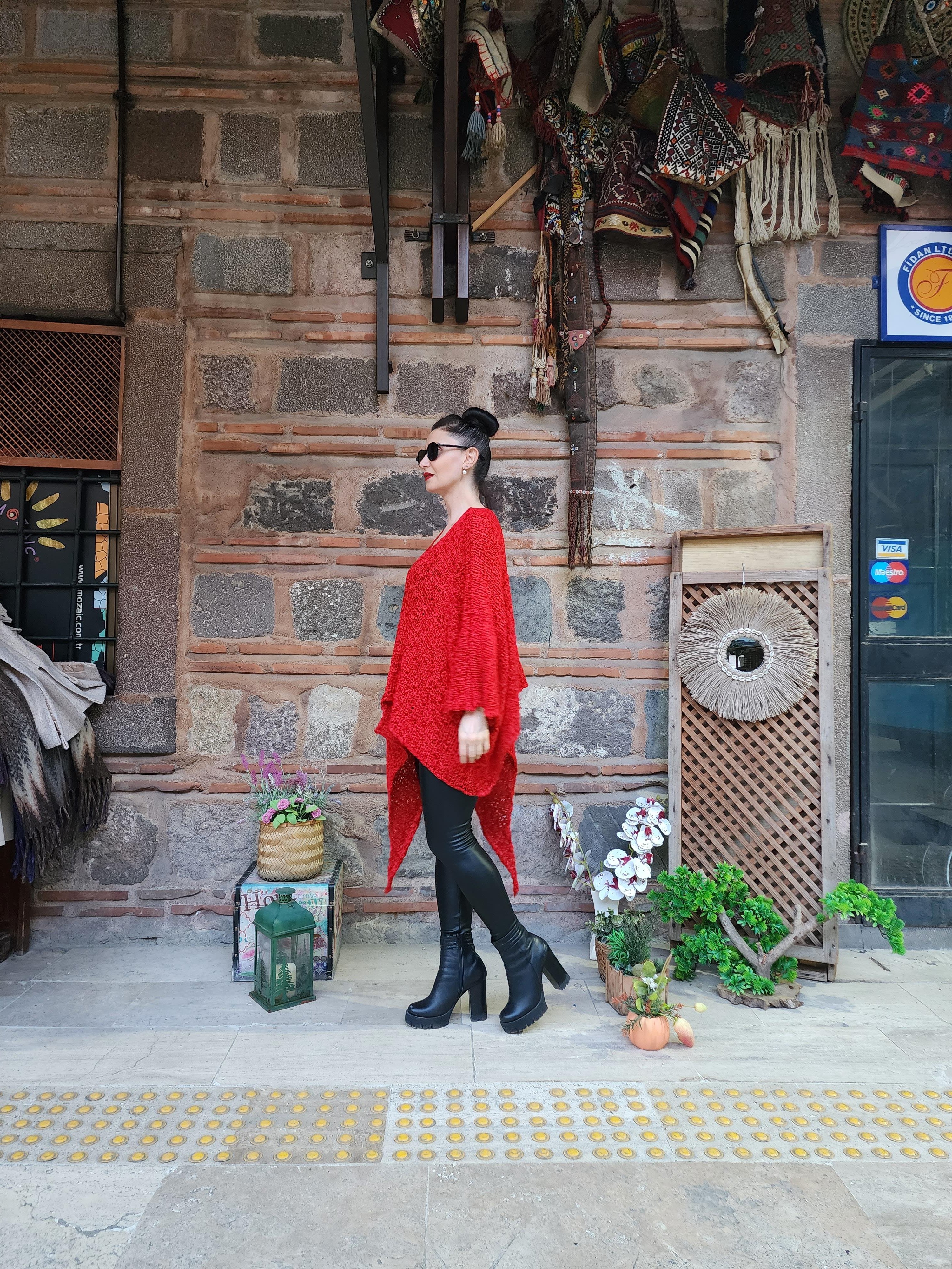 Asimetrik Koton ve Akrilik Karışımı Makina Örme Kırmızı Kazak