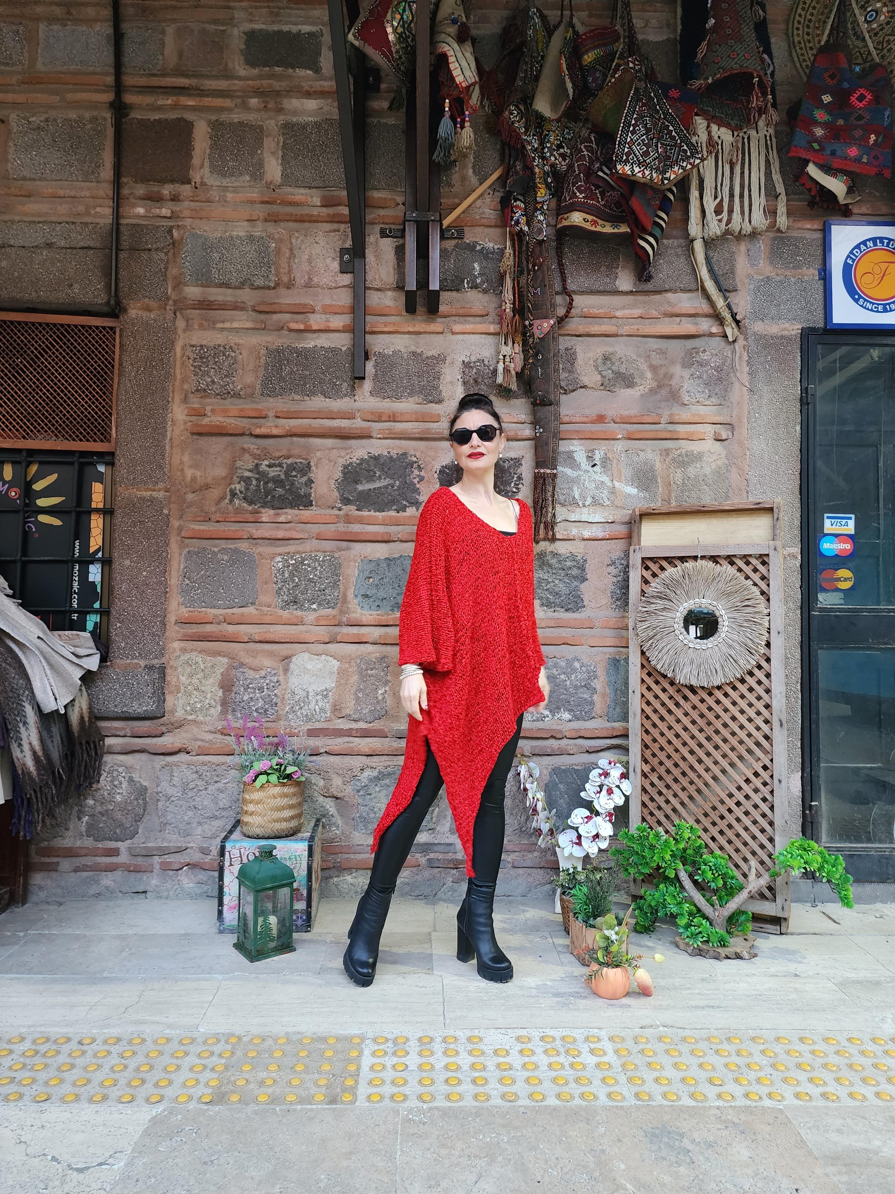 Asimetrik Koton ve Akrilik Karışımı Makina Örme Kırmızı Kazak