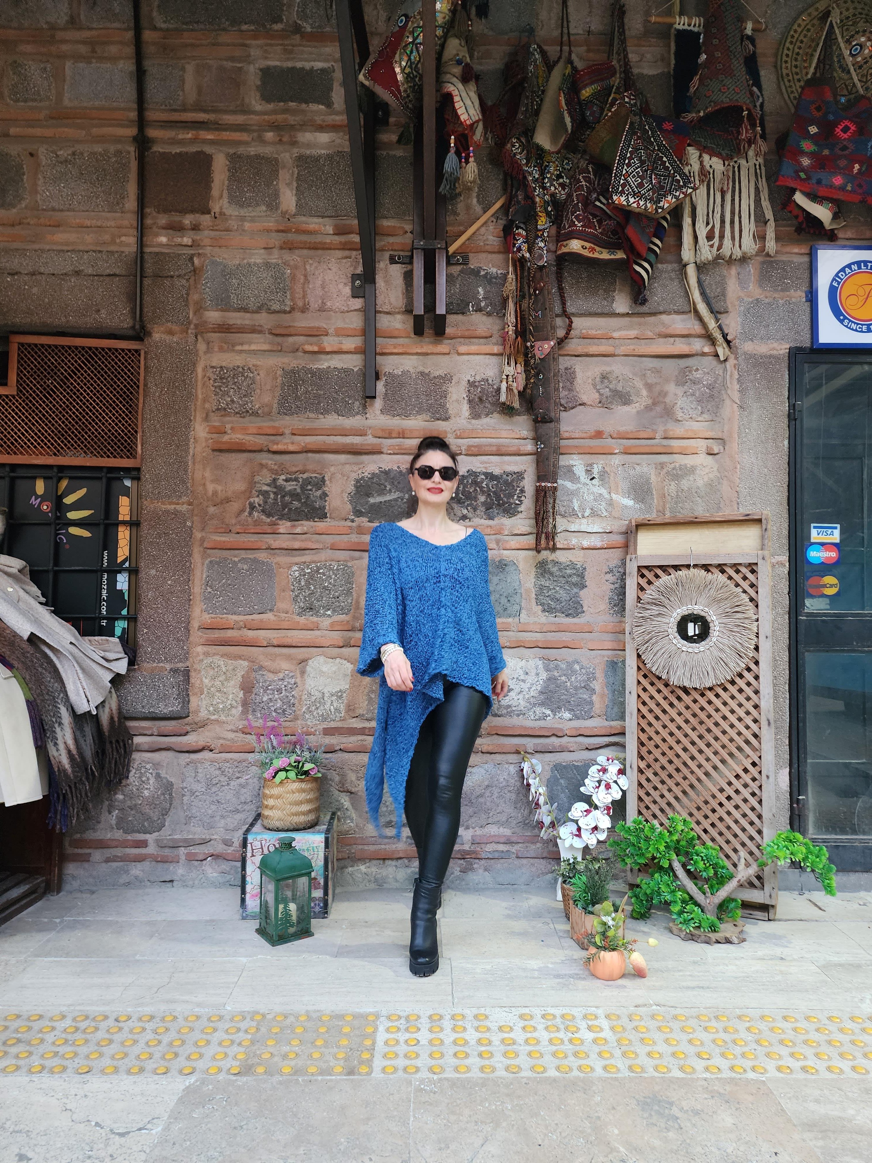 Asimetrik Koton ve Akrilik Karışımı Makina Örme Taş Rengi Kazak