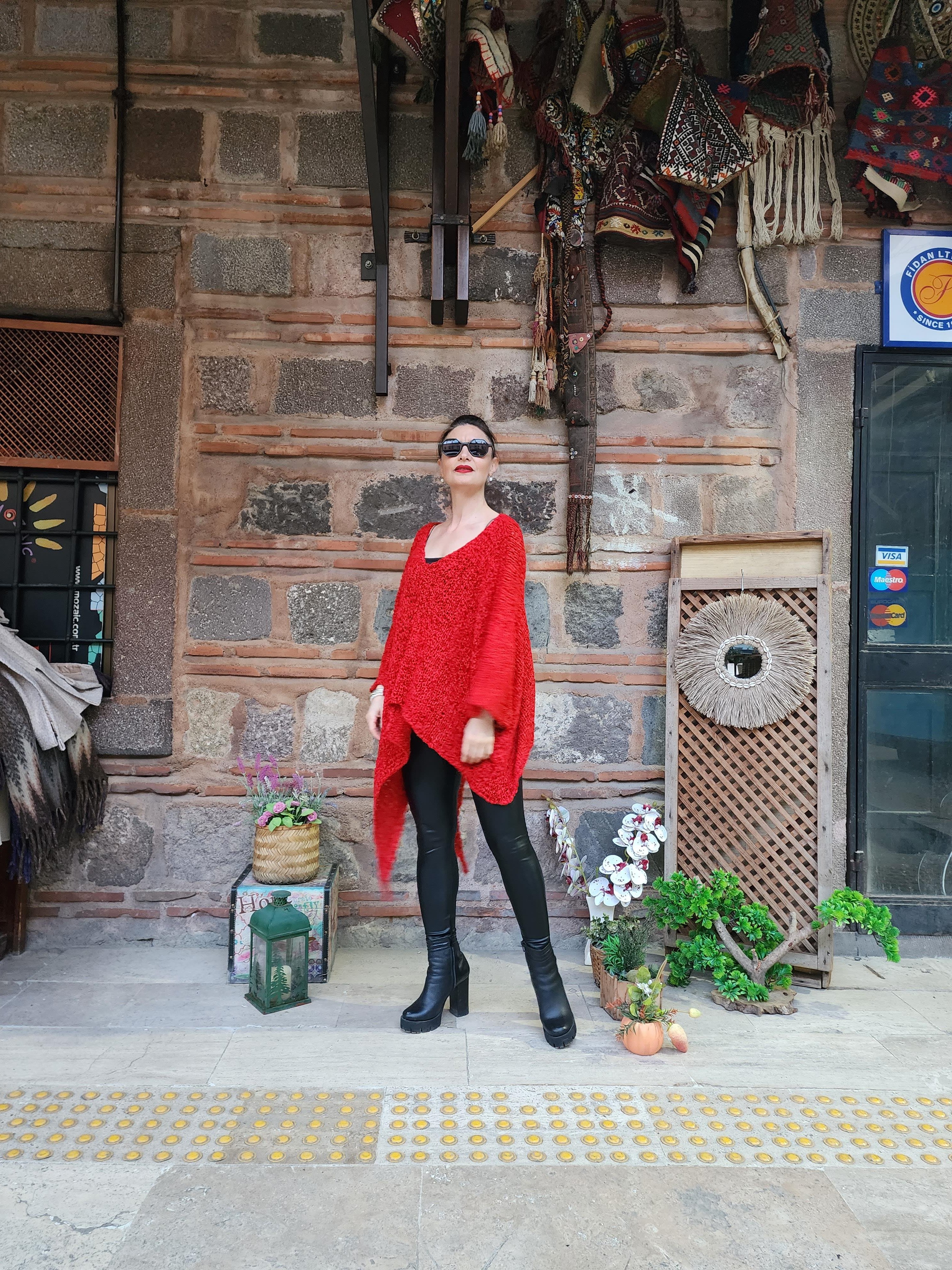 Asimetrik Koton ve Akrilik Karışımı Makina Örme Kırmızı Kazak