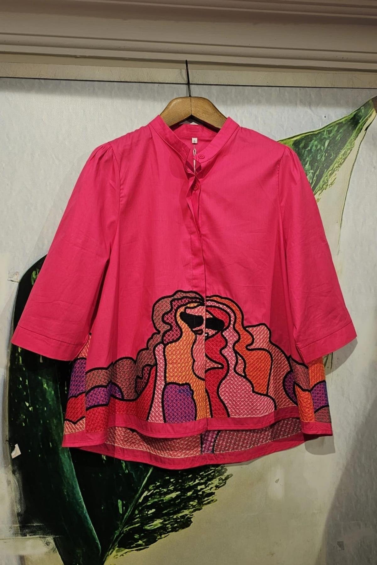 Hakim Yaka Makina Nakışı Önden Düğmeli Fakir Kol Bluz Pembe