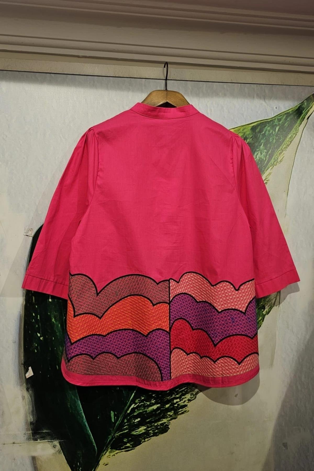 Hakim Yaka Makina Nakışı Önden Düğmeli Fakir Kol Bluz Pembe