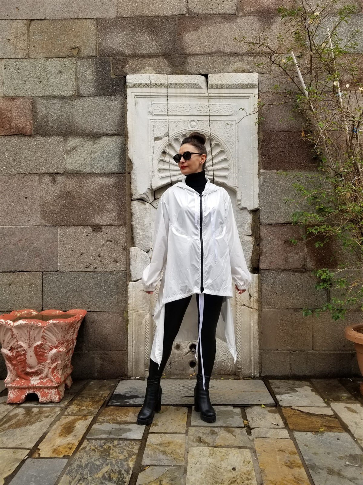 İtalyan Beyaz Kapişonlu Yağmurluk