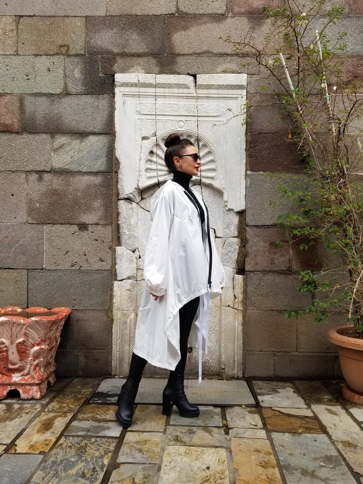 İtalyan Beyaz Kapişonlu Yağmurluk