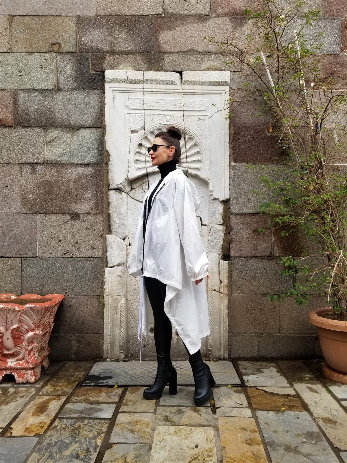 İtalyan Beyaz Kapişonlu Yağmurluk