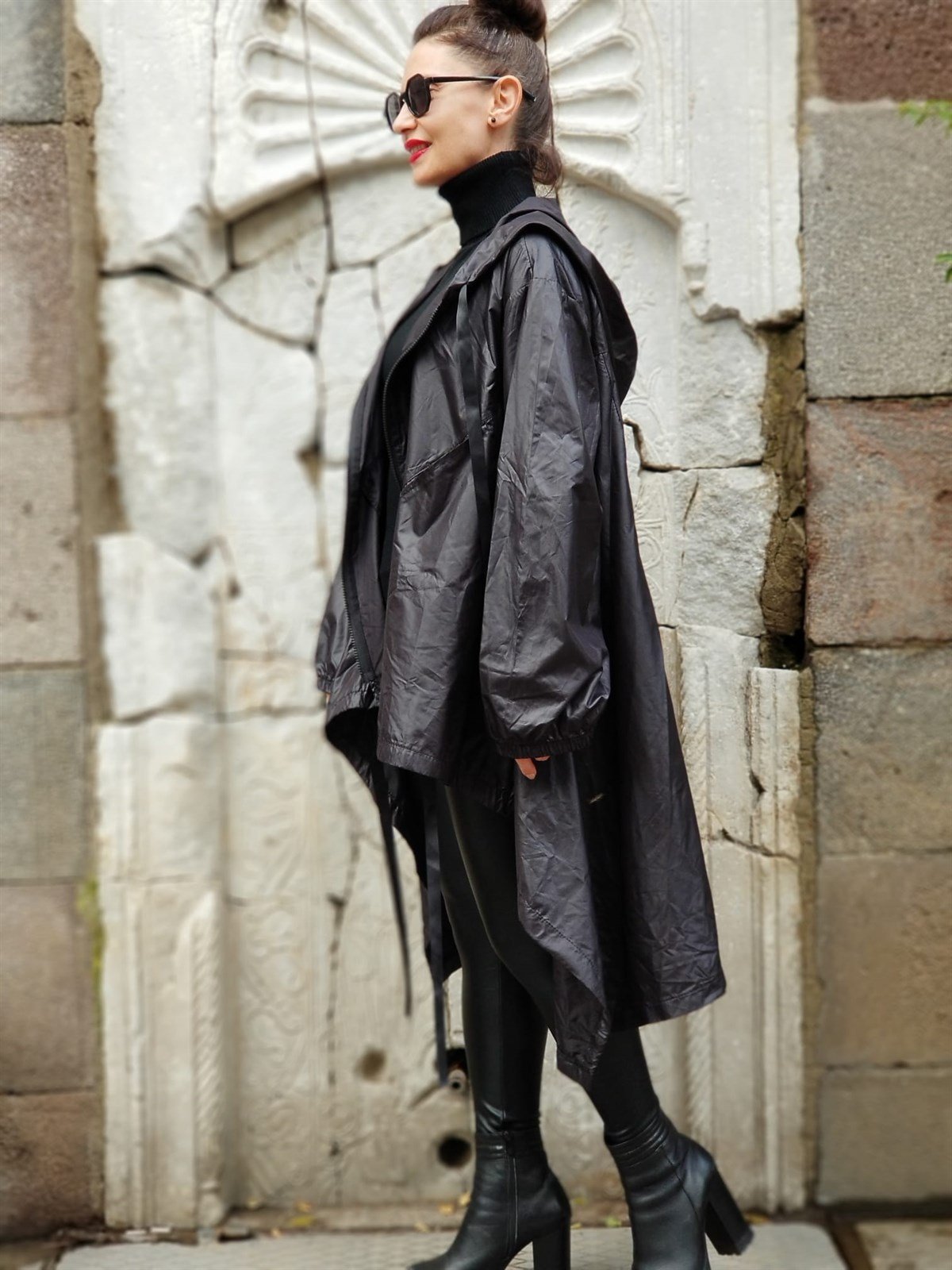 İtalyan Siyah Yağmurluk Kapişonlu