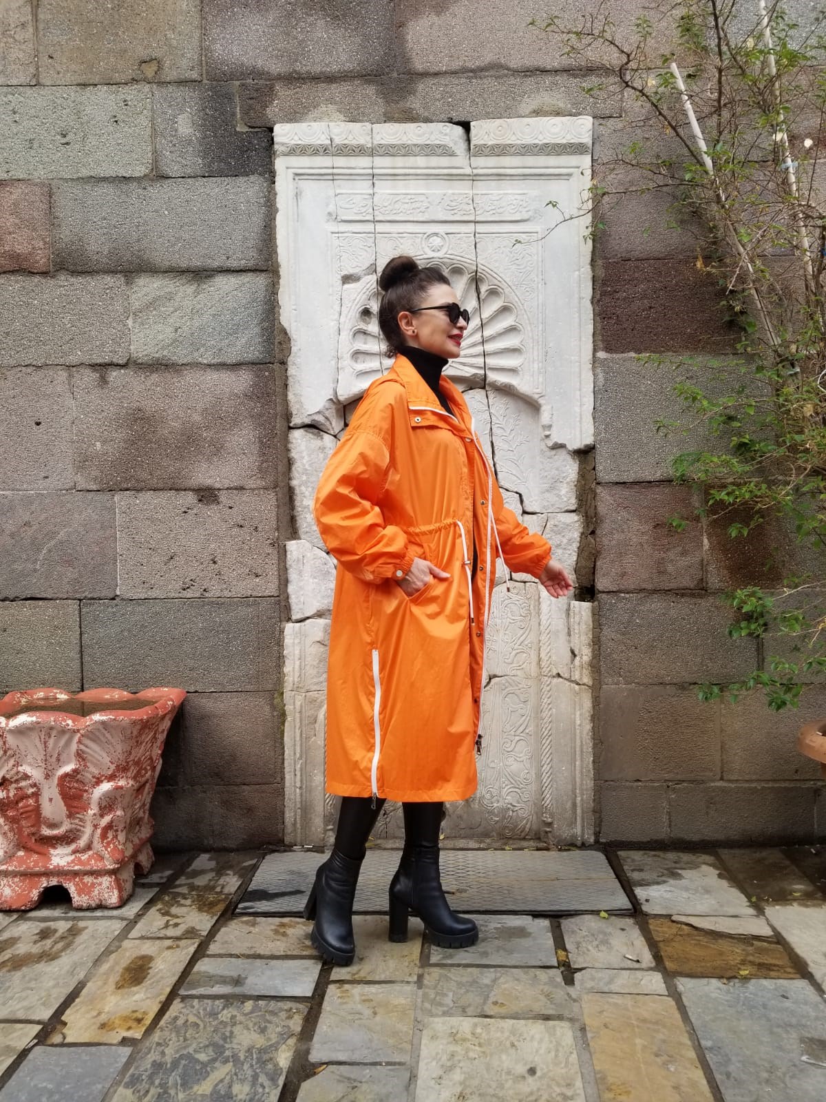 İtalyan Turuncu Yağmurluk Kapişonlu