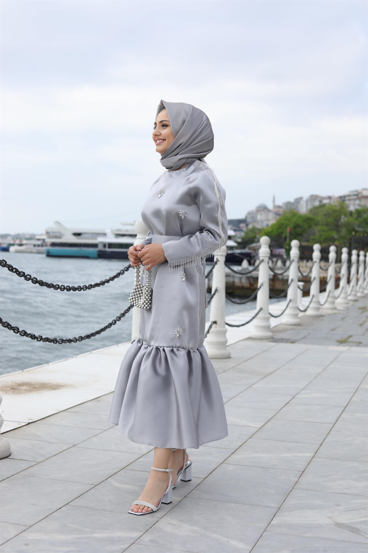 ÖZEL TASARIM İŞLEMELİ BÜZGÜ ELBİSE