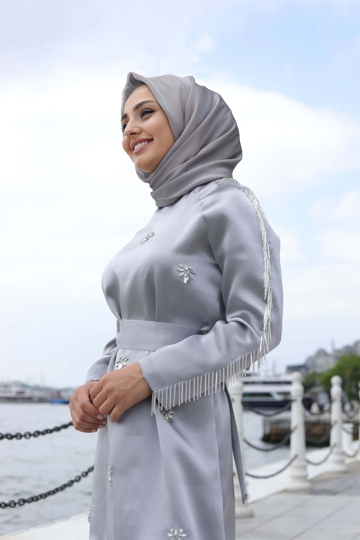 ÖZEL TASARIM İŞLEMELİ BÜZGÜ ELBİSE