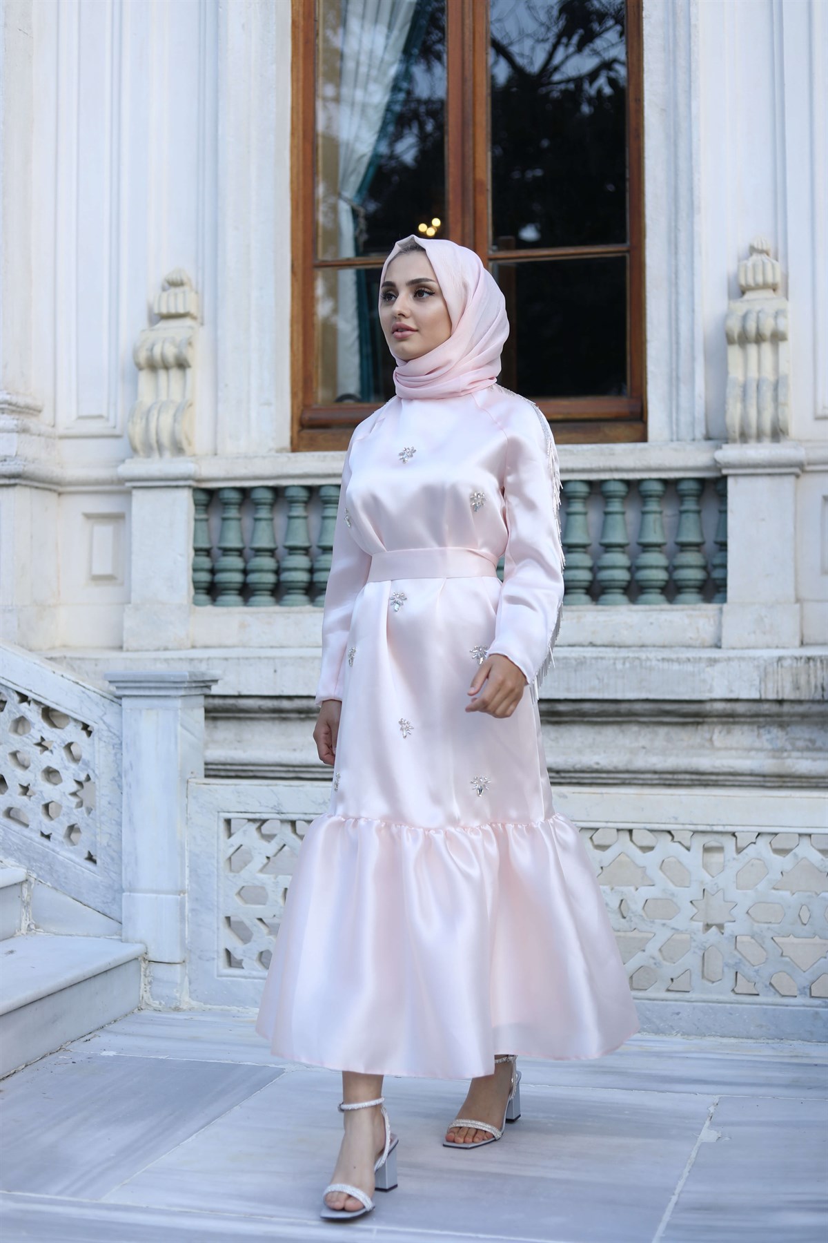 ÖZEL TASARIM İŞLEMELİ BÜZGÜ ELBİSE