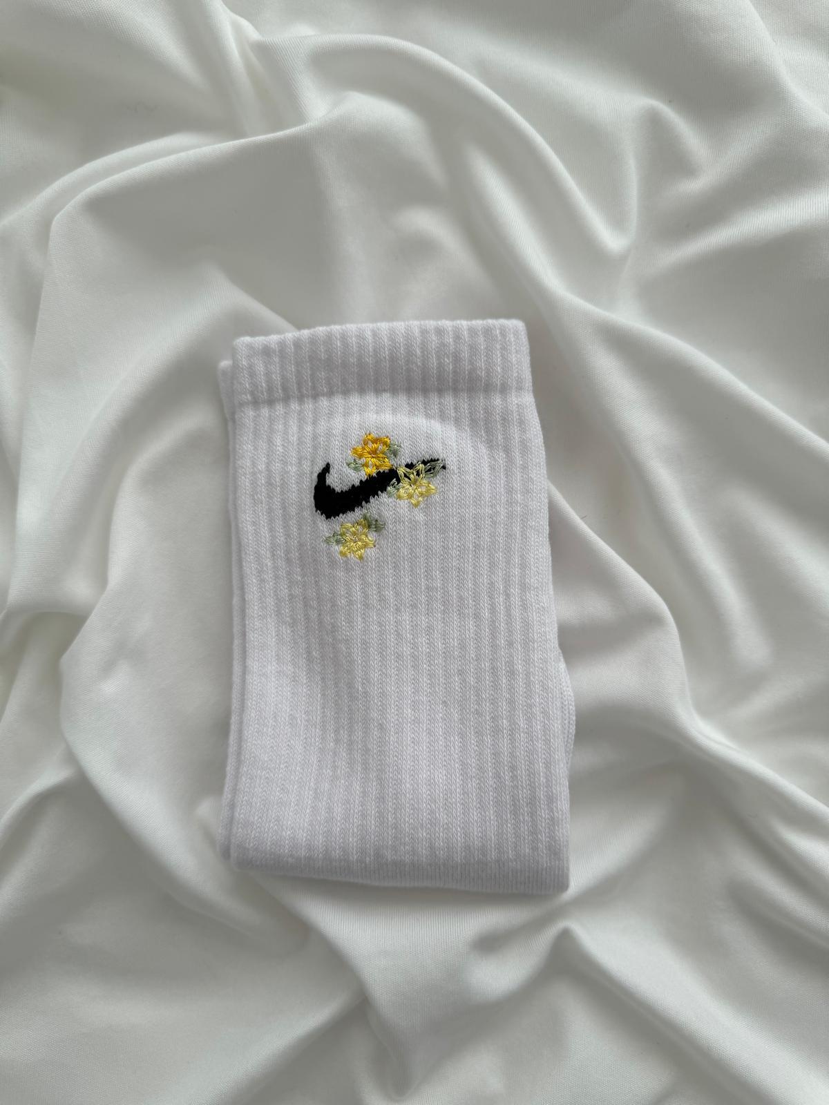 Fırfırlı Mavi Renkli Marka İşlemeli Beyaz Çorap