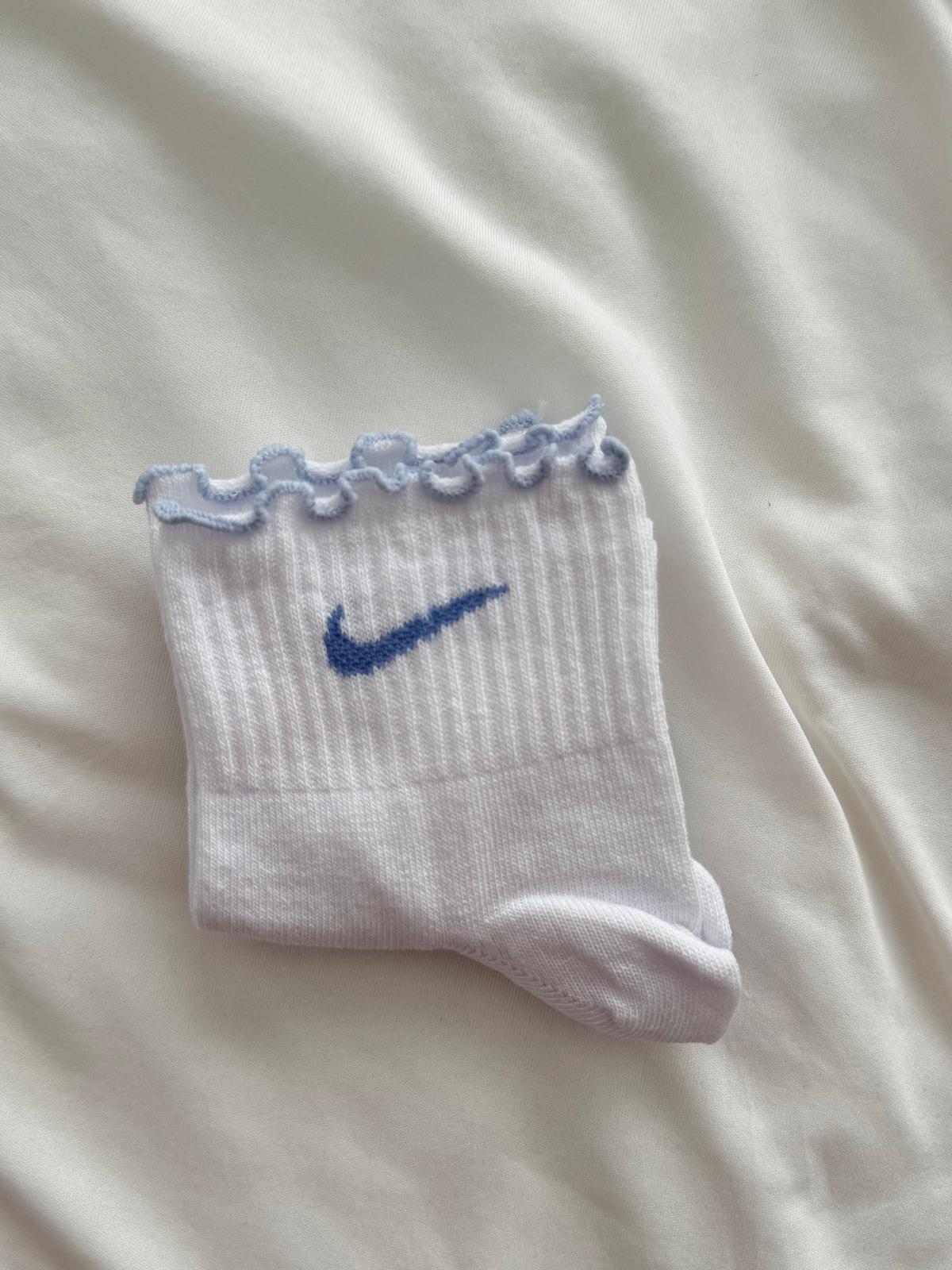 Fırfırlı Mavi Renkli Marka İşlemeli Beyaz Çorap