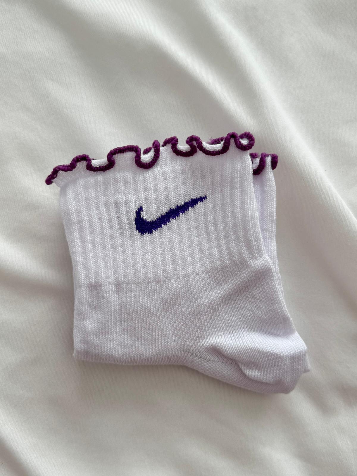 Fırfırlı Mor Renkli Marka İşlemeli Beyaz Çorap