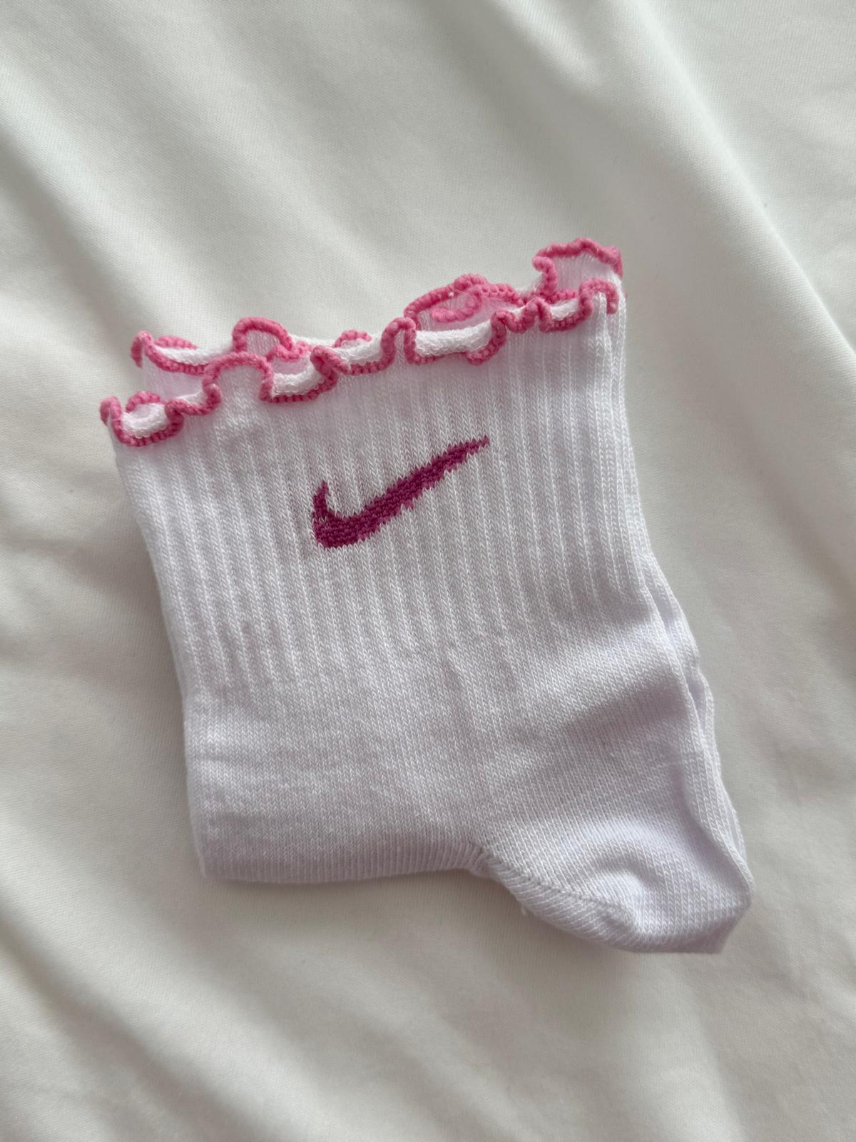 Fırfırlı Pembe Renkli Marka İşlemeli Beyaz Çorap