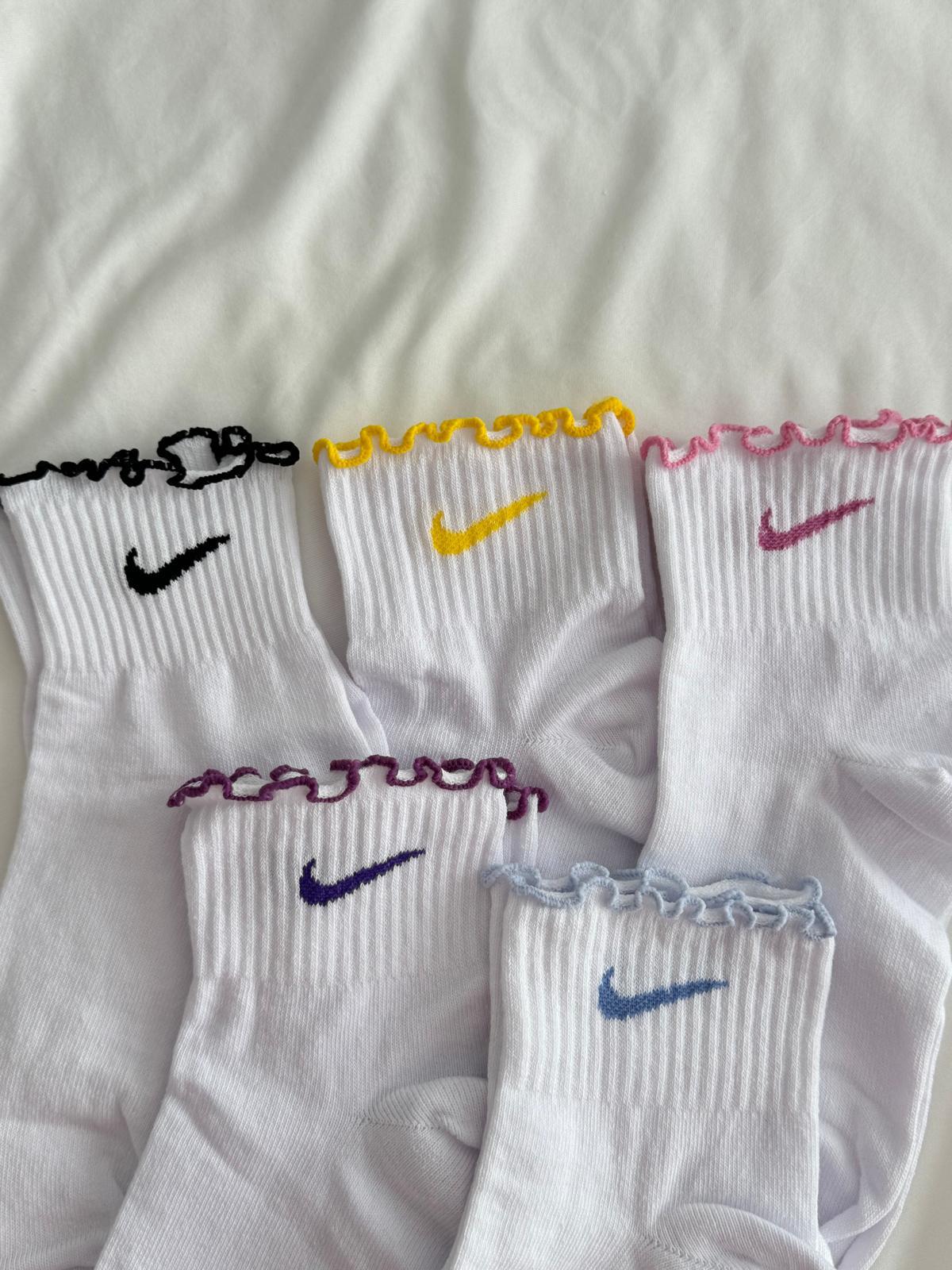 Fırfırlı Sarı Renkli Marka İşlemeli Beyaz Çorap