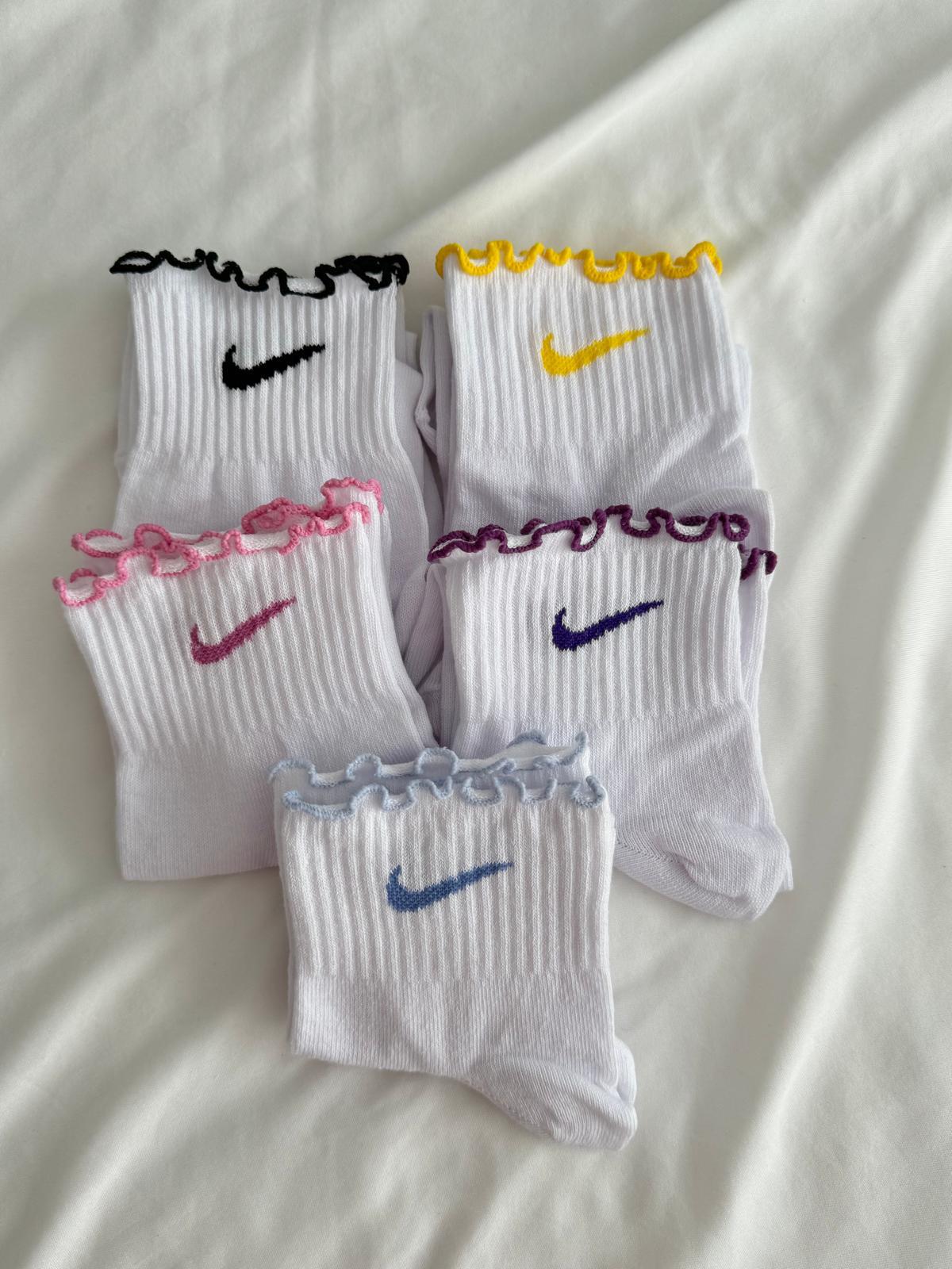 Fırfırlı Siyah Renkli Marka İşlemeli Beyaz Çorap