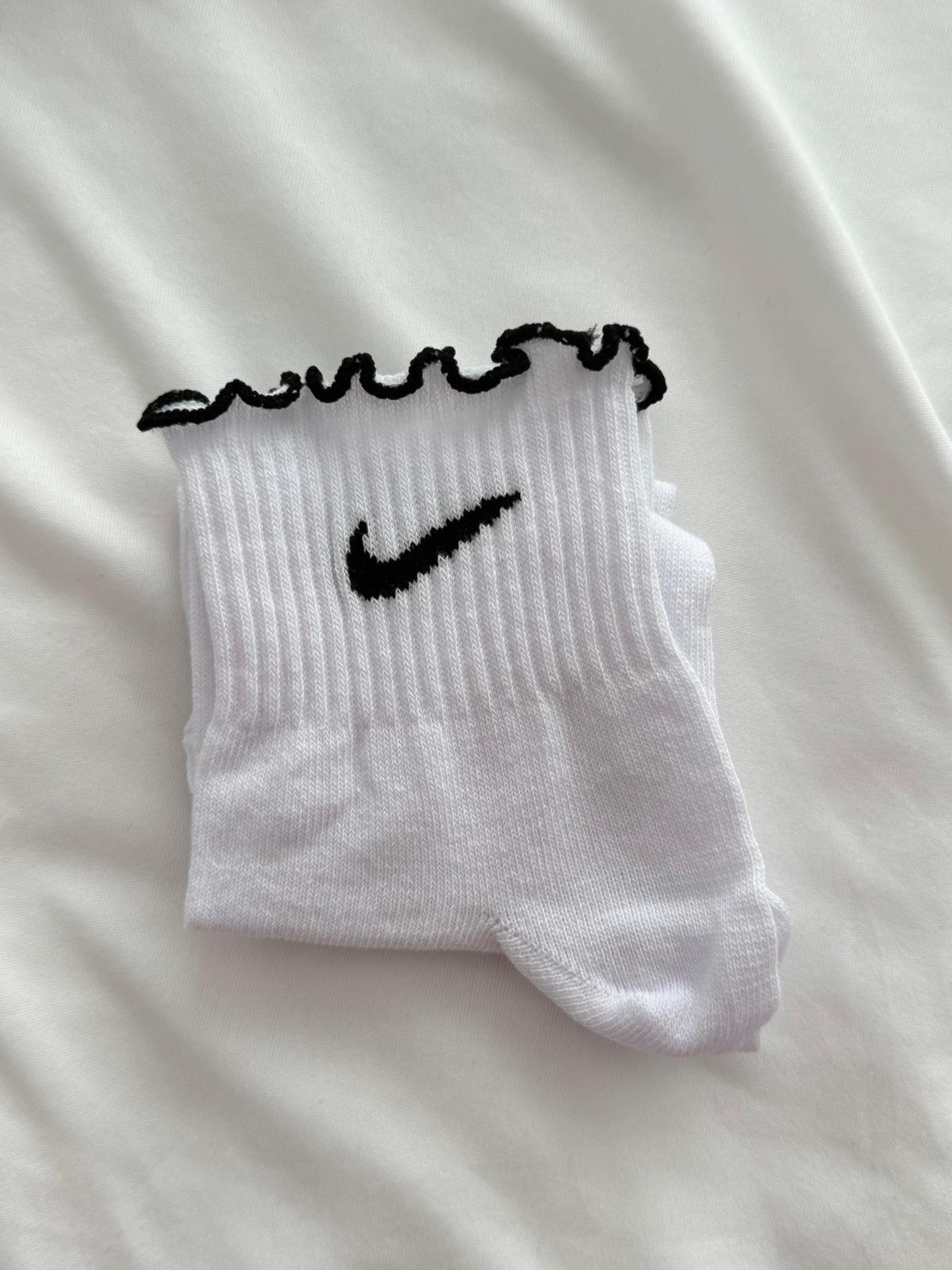 Fırfırlı Siyah Renkli Marka İşlemeli Beyaz Çorap