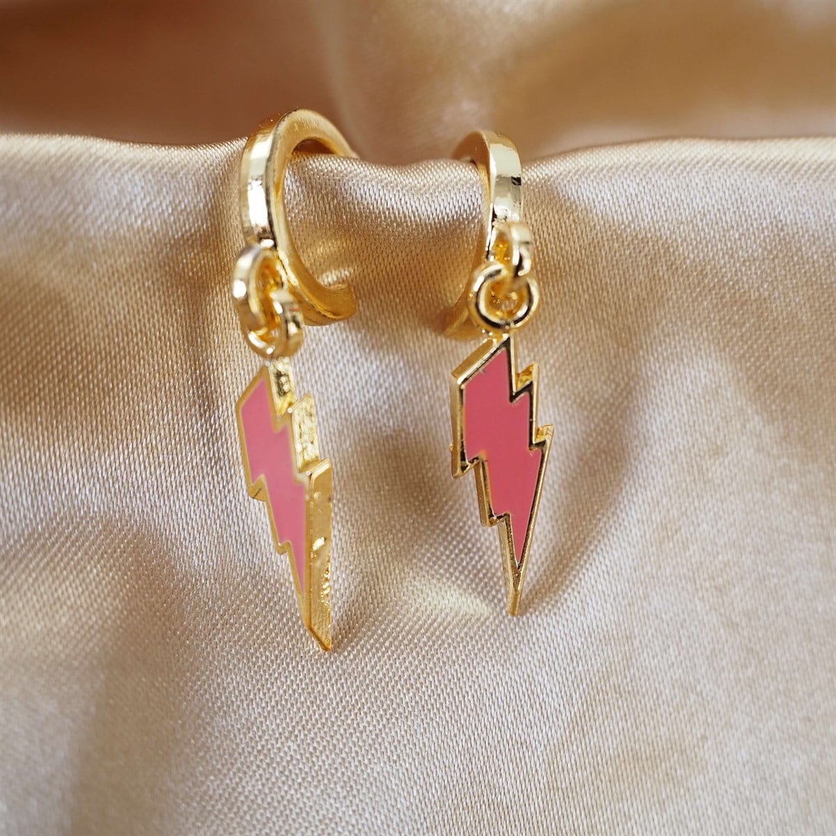 Gold Pembe Şimşek Küpe