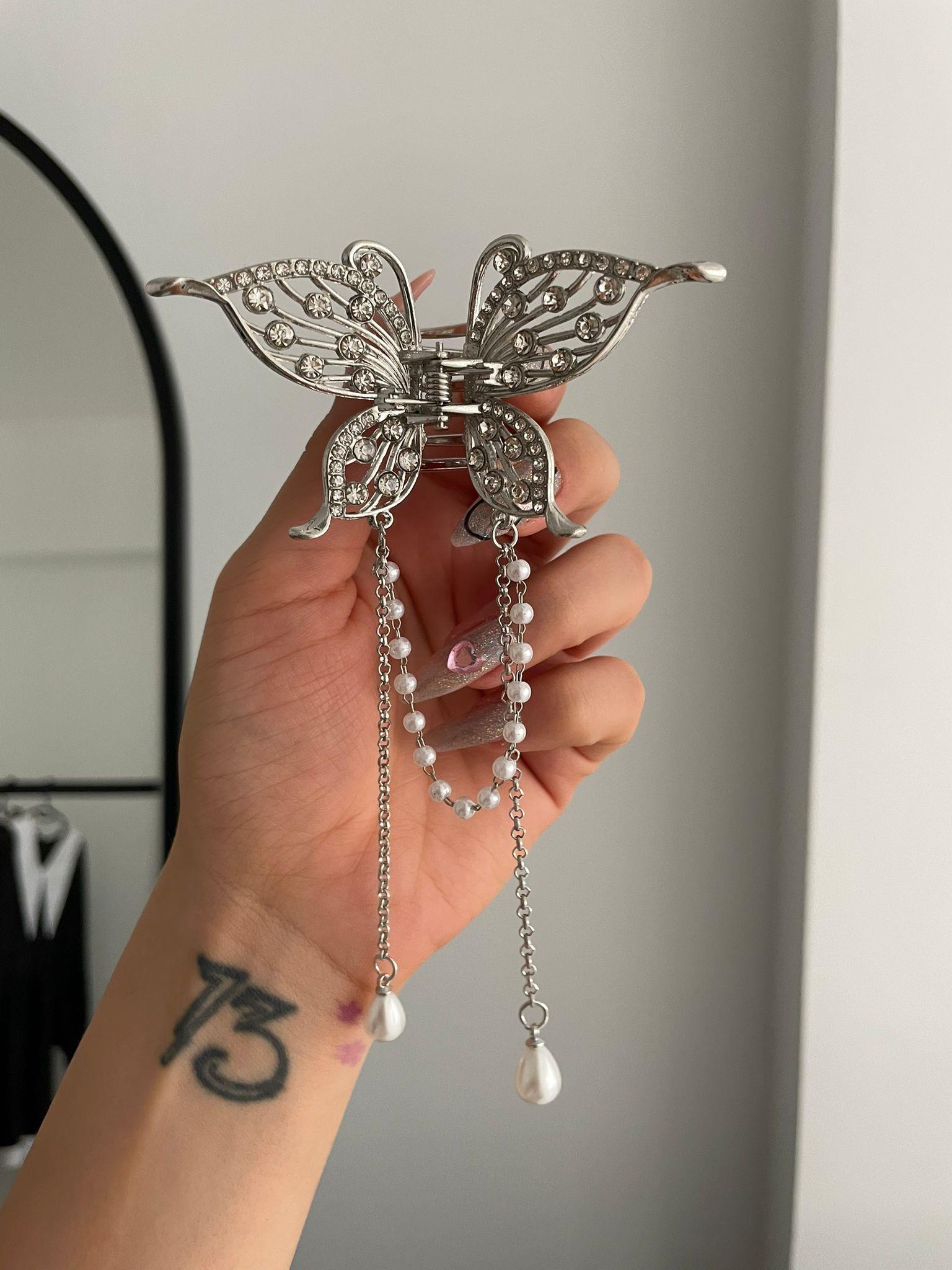 Gümüş Renk Kelebek Figürlü Taş Ve İnci Detaylı Sallantılı Mandal Toka