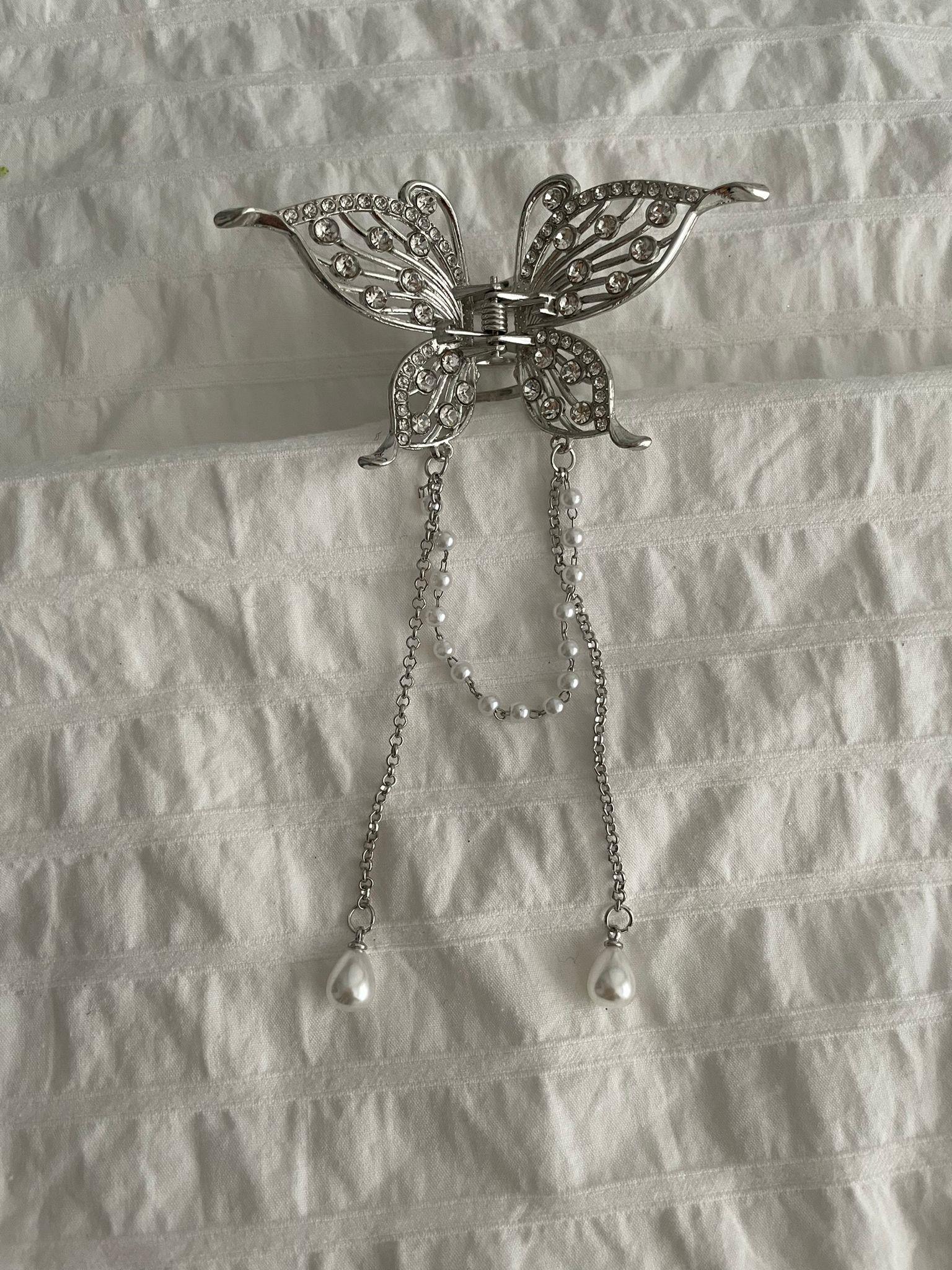 Gümüş Renk Kelebek Figürlü Taş Ve İnci Detaylı Sallantılı Mandal Toka