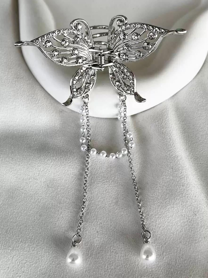 Gümüş Renk Kelebek Figürlü Taş Ve İnci Detaylı Sallantılı Mandal Toka