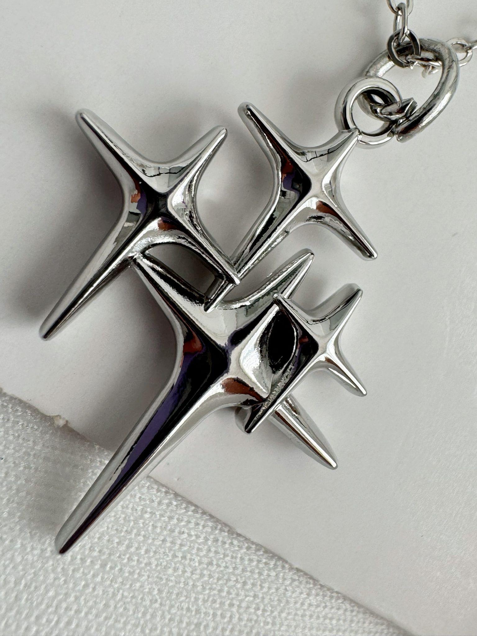 Gümüş Renk Zincirli 4'lü Yıldız Kolye