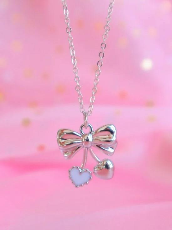 Gümüş Renk Zincirli Beyaz Taşlı Kalp Fiyonk İthal Kolye