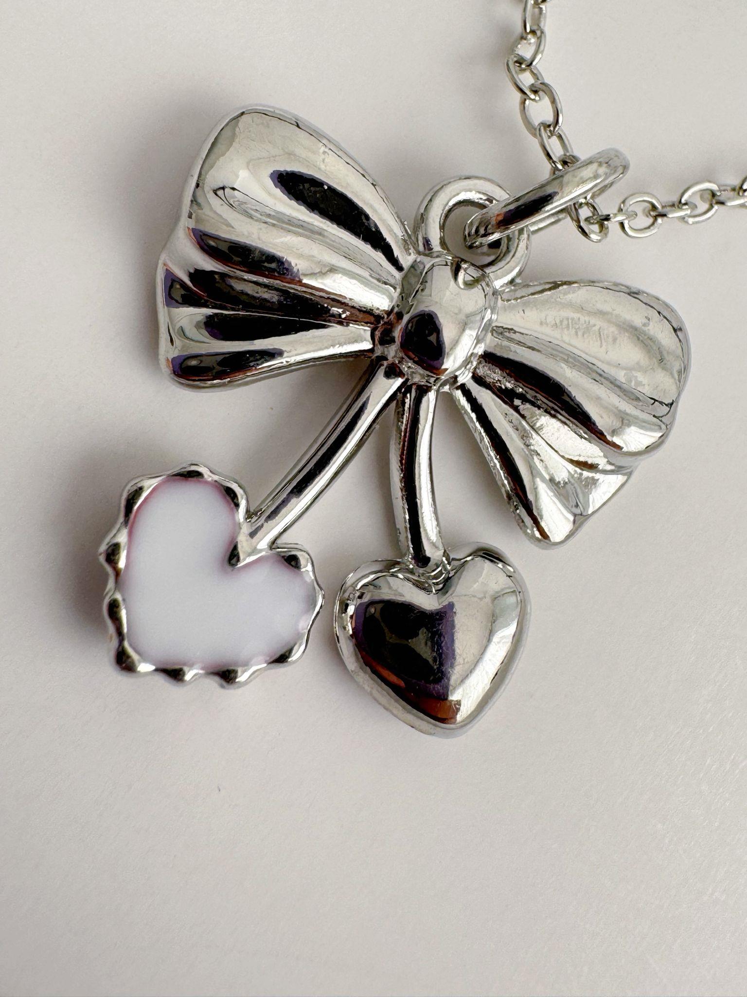 Gümüş Renk Zincirli Beyaz Taşlı Kalp Fiyonk İthal Kolye