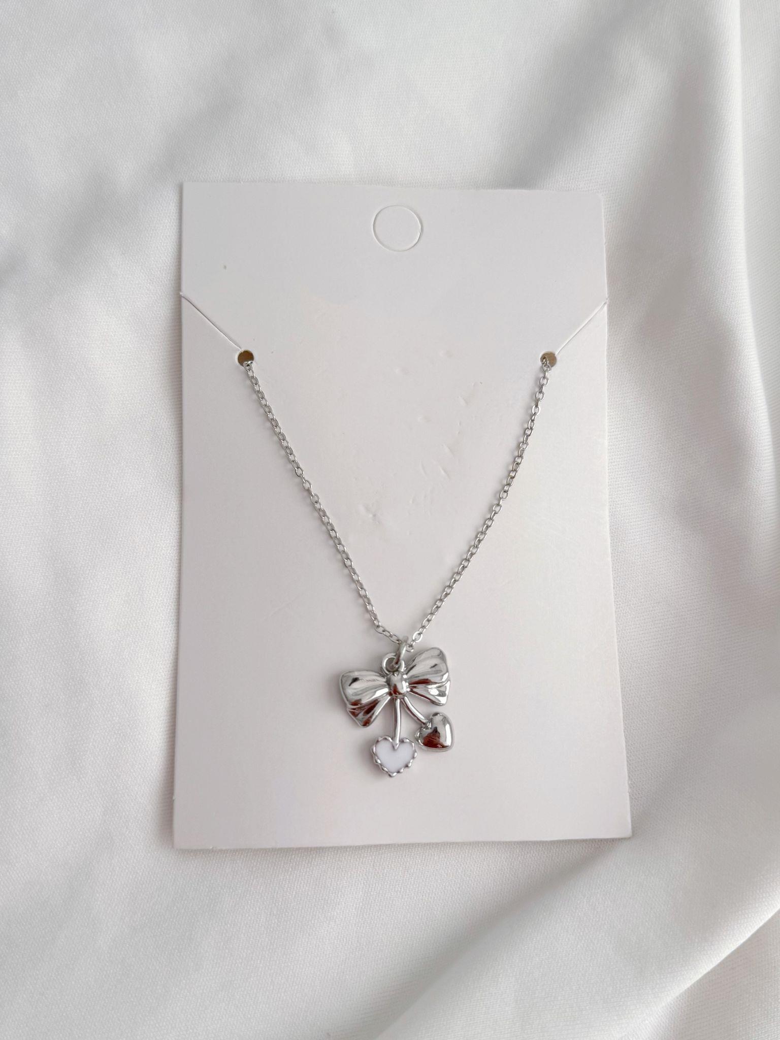 Gümüş Renk Zincirli Beyaz Taşlı Kalp Fiyonk İthal Kolye