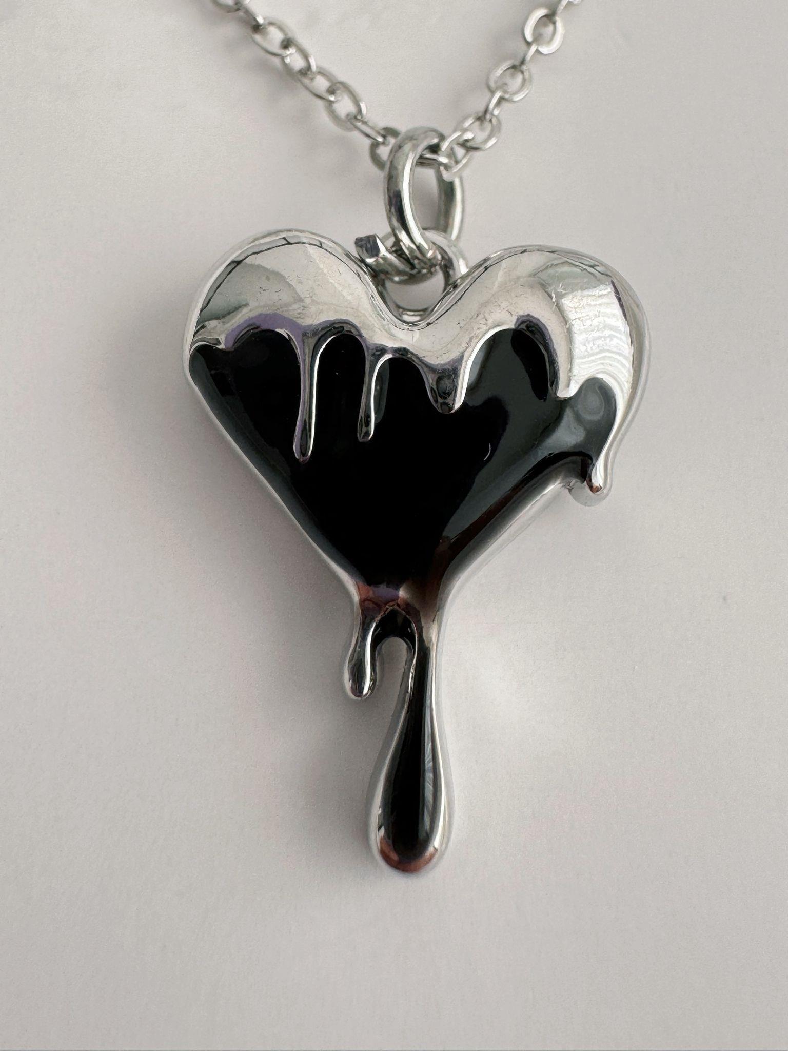 Gümüş Renk Zincirli Black Crystal Heart Melting İthal Kolye
