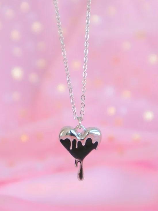 Gümüş Renk Zincirli Black Crystal Heart Melting İthal Kolye