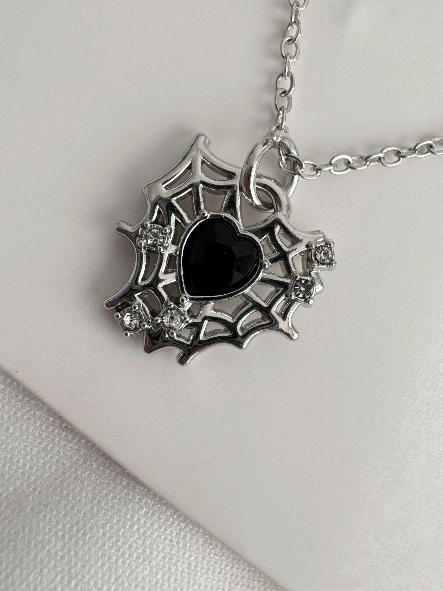 Gümüş Renk Zincirli Black Stone Heart Spider İthal Kolye (2)
