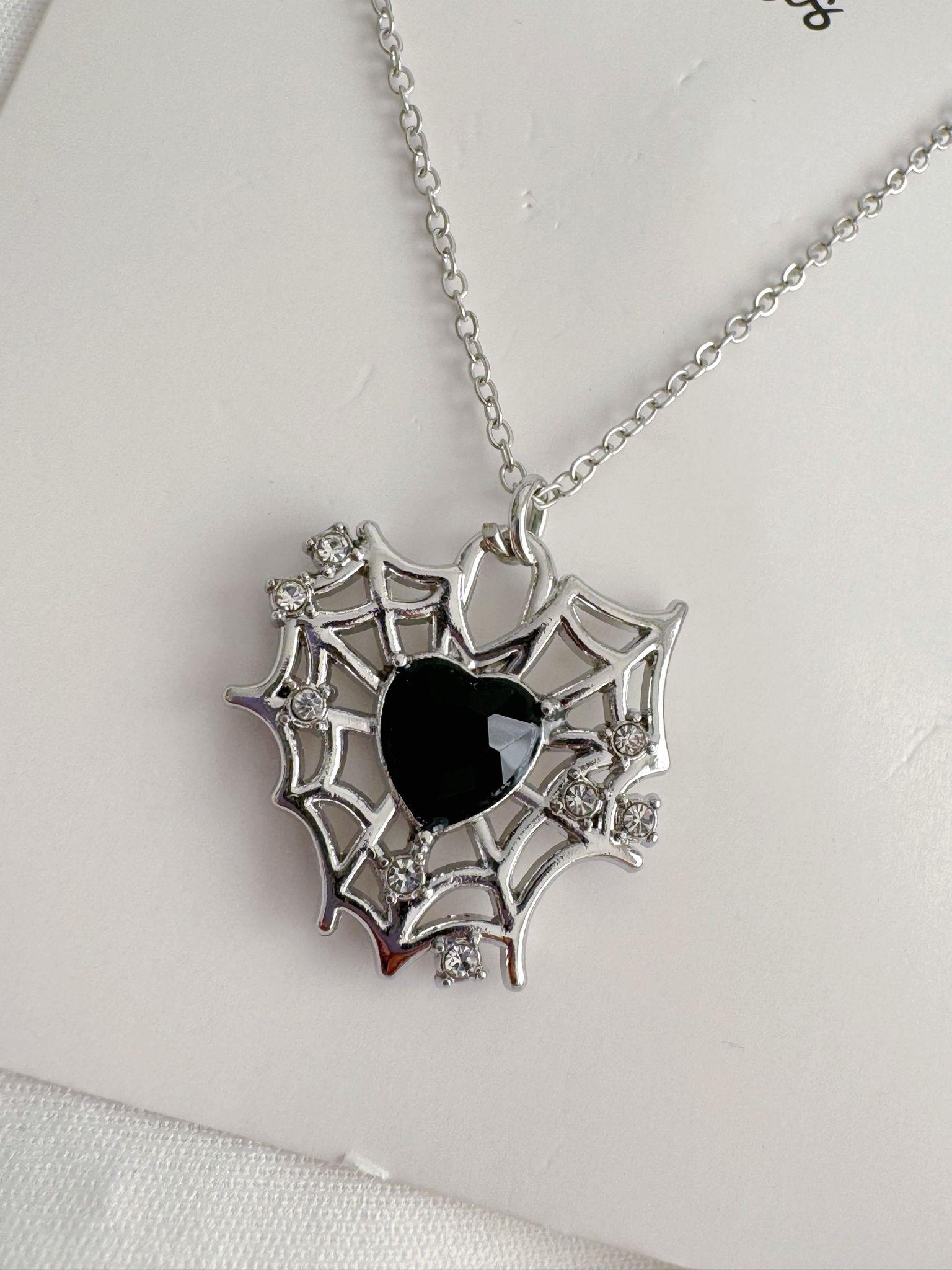 Gümüş Renk Zincirli Black Stone Heart Spider İthal Kolye (1)