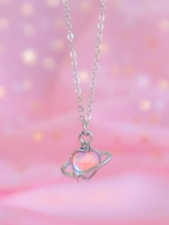 Gümüş Renk Zincirli Kalp Saturn İthal Kolye