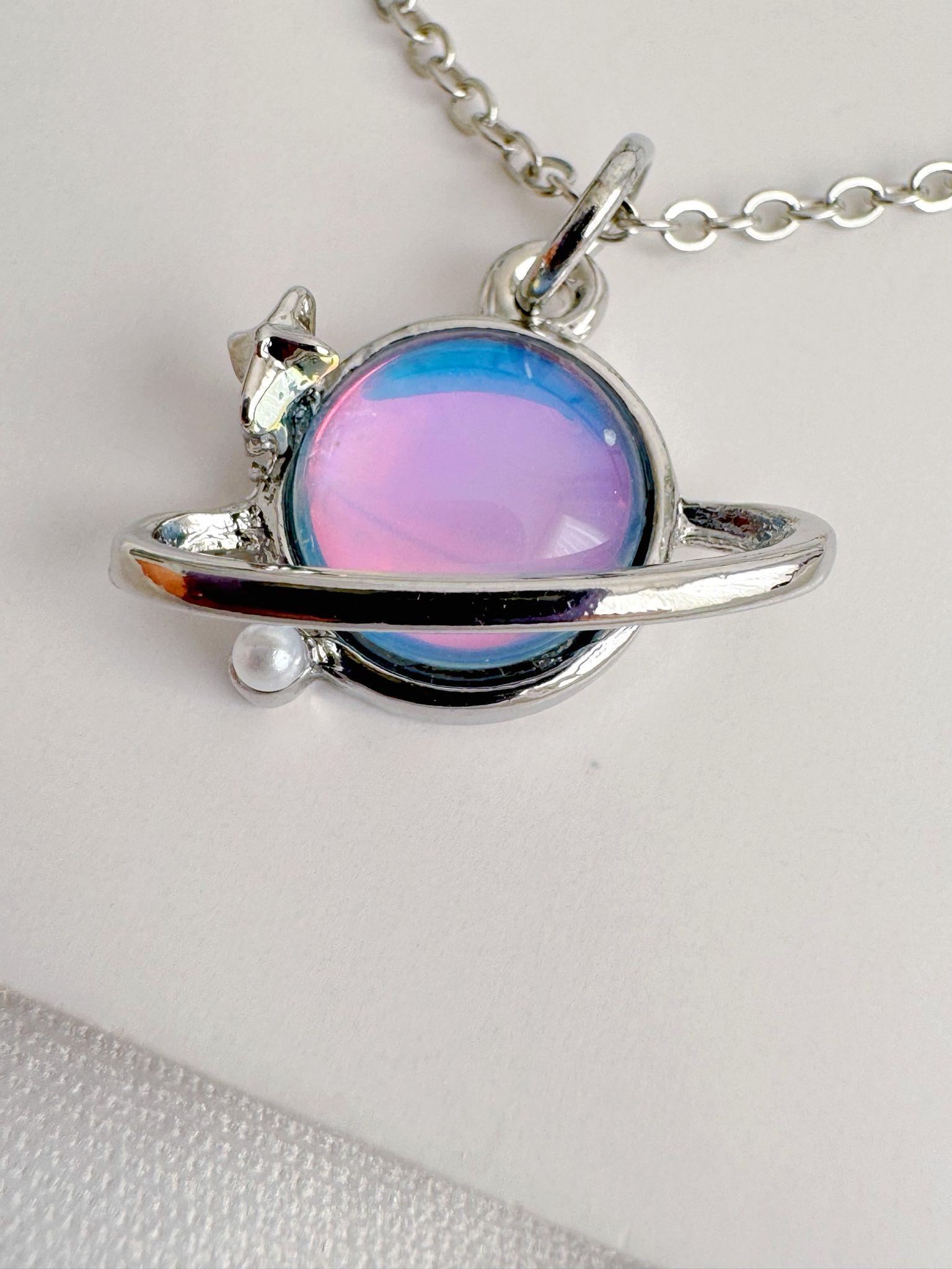 Gümüş Renk Zincirli Pembe Saturn İthal Kolye