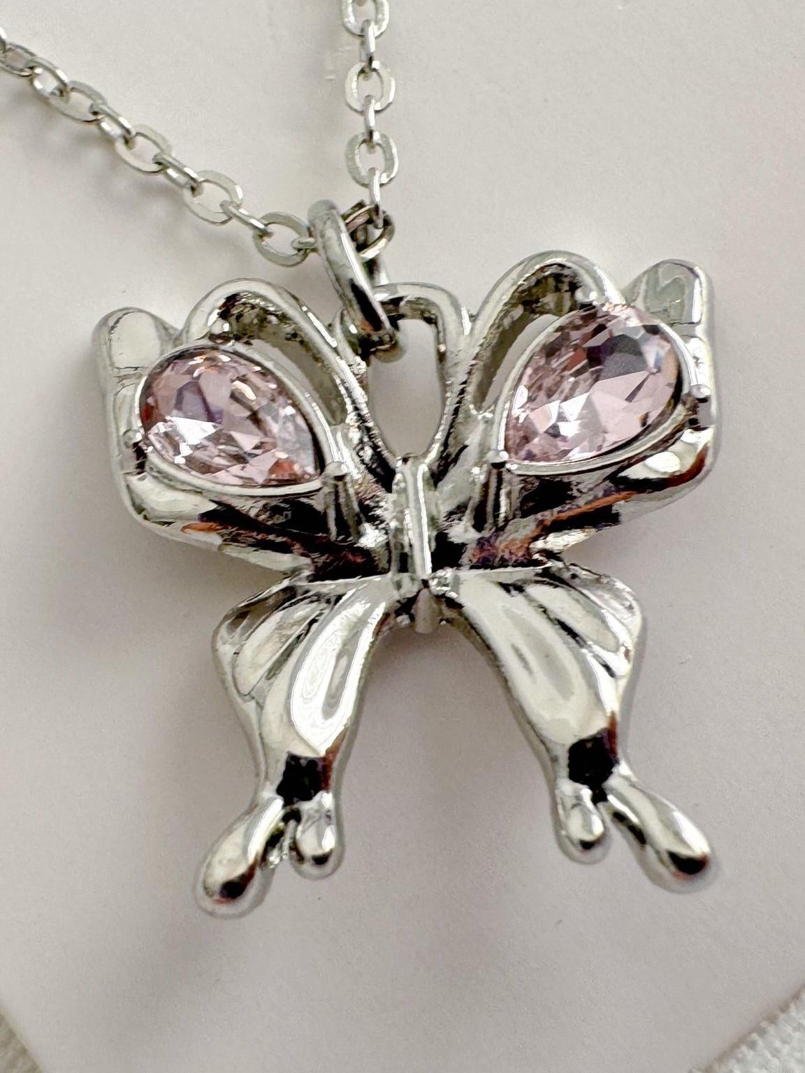Gümüş Renk Zincirli Pembe Taşlı Kelebek İthal Kolye