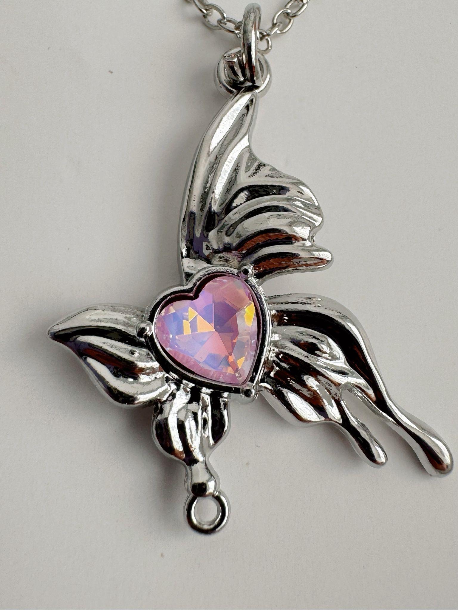 Gümüş Renk Zincirli Pembe Taşlı Yan Kelebek İthal Kolye