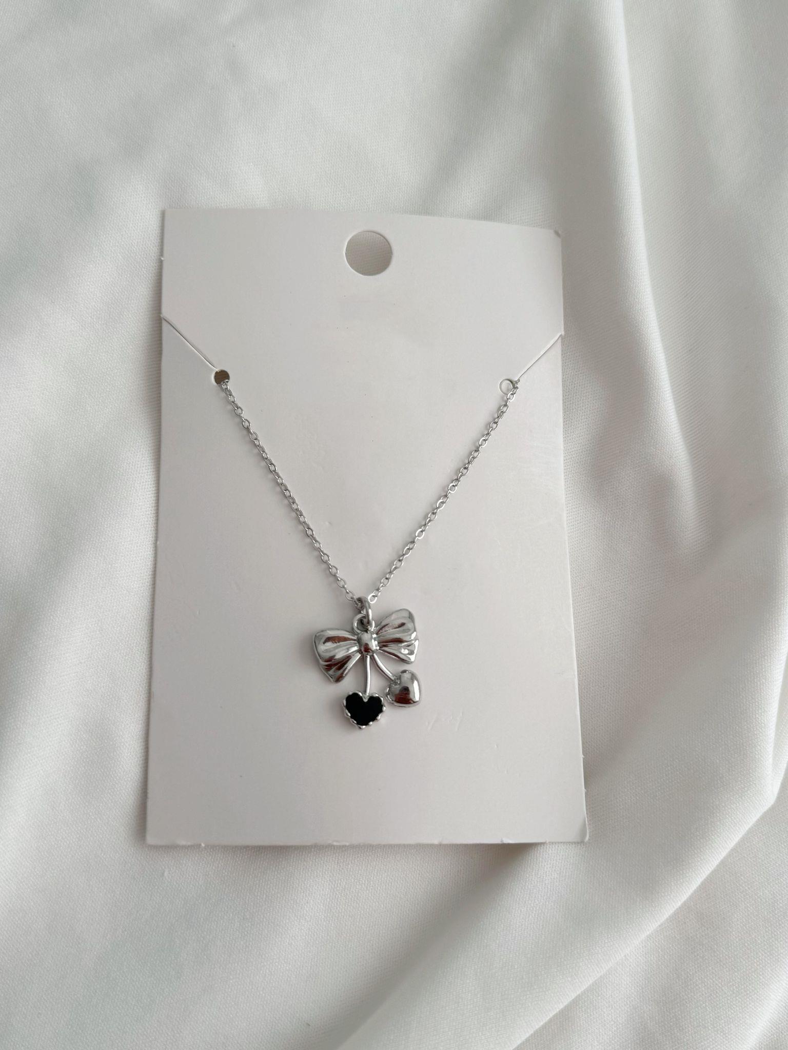 Gümüş Renk Zincirli Siyah Taşlı Kalp Fiyonk İtalyan Kolye