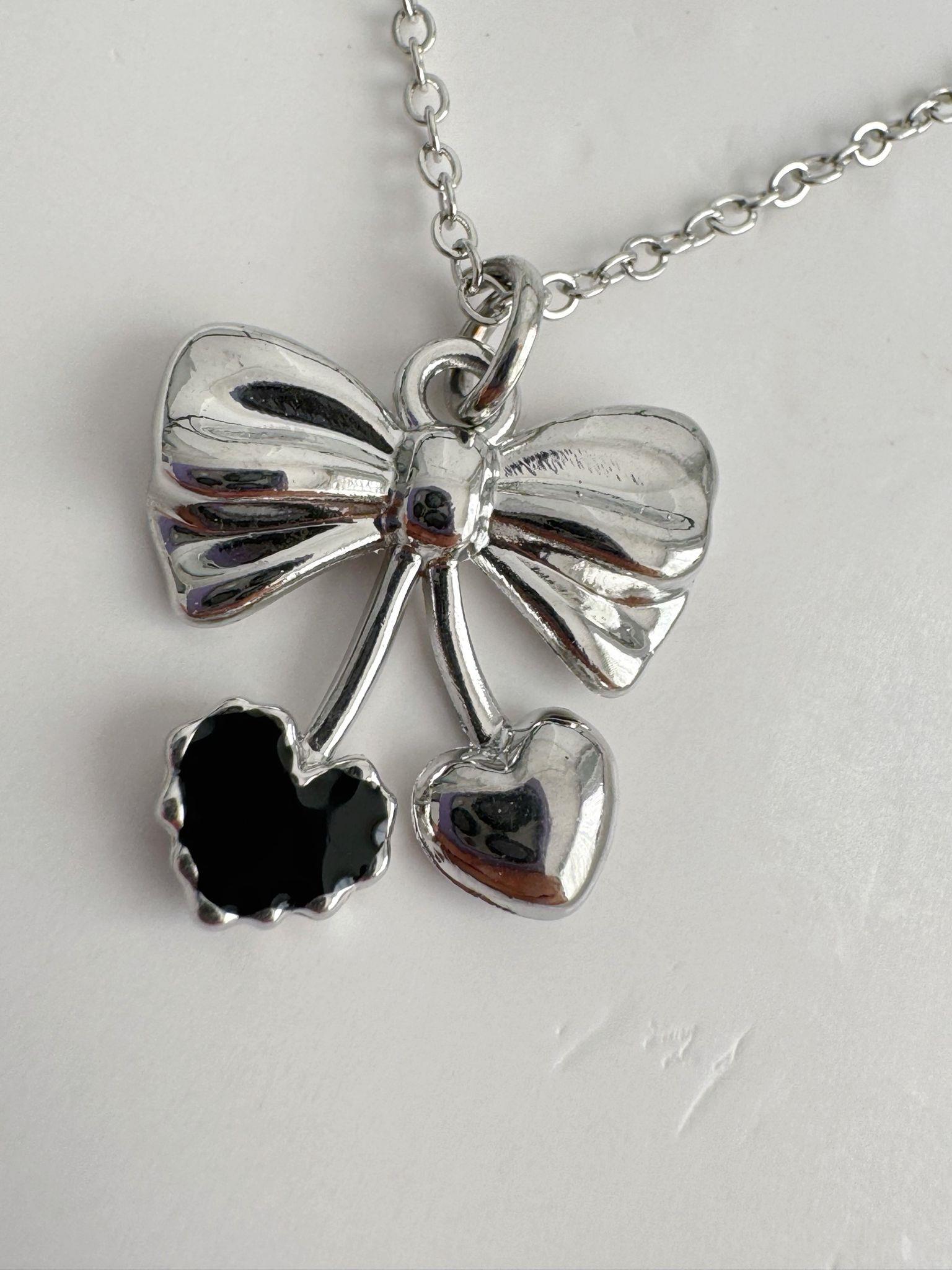 Gümüş Renk Zincirli Siyah Taşlı Kalp Fiyonk İtalyan Kolye