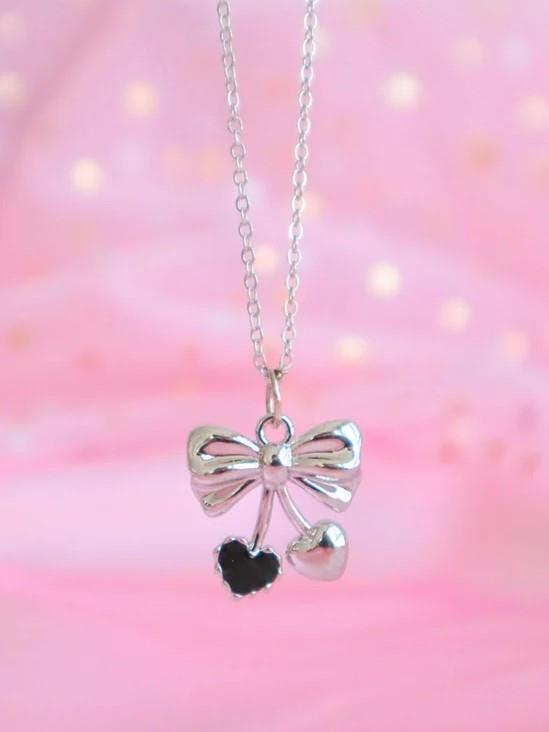 Gümüş Renk Zincirli Siyah Taşlı Kalp Fiyonk İtalyan Kolye